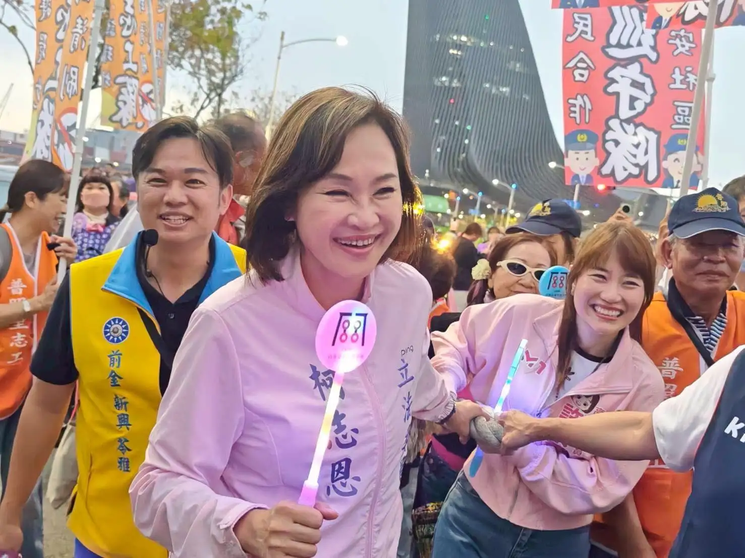 許采蓁批評賴瑞隆參與乞龜活動疑似未全程投入。（許采蓁團隊提供）