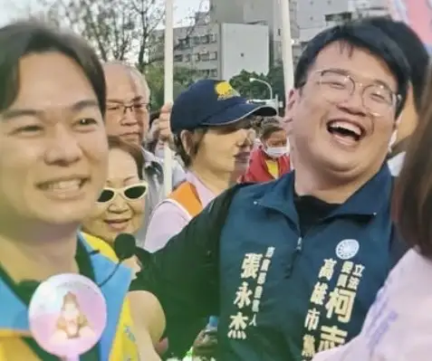 張永杰與柯志恩及多位國民黨籍議員、參選人，二十五日晚間參加苓雅區高雄意誠堂關帝廟傳統乞龜祈福活動。（取自張永杰臉書）