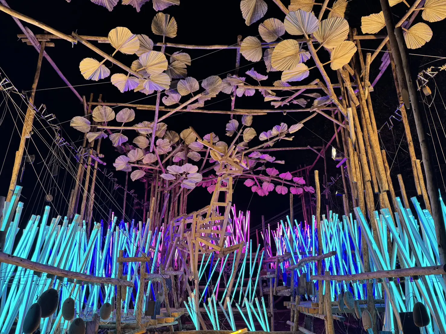 馬來西亞藝術家朱威龍作品《聽風的鹿》以500支霓虹燈管與機械裝置，呈現水鹿穿越草林的動態意象。(圖片來源/台南市政府提供)