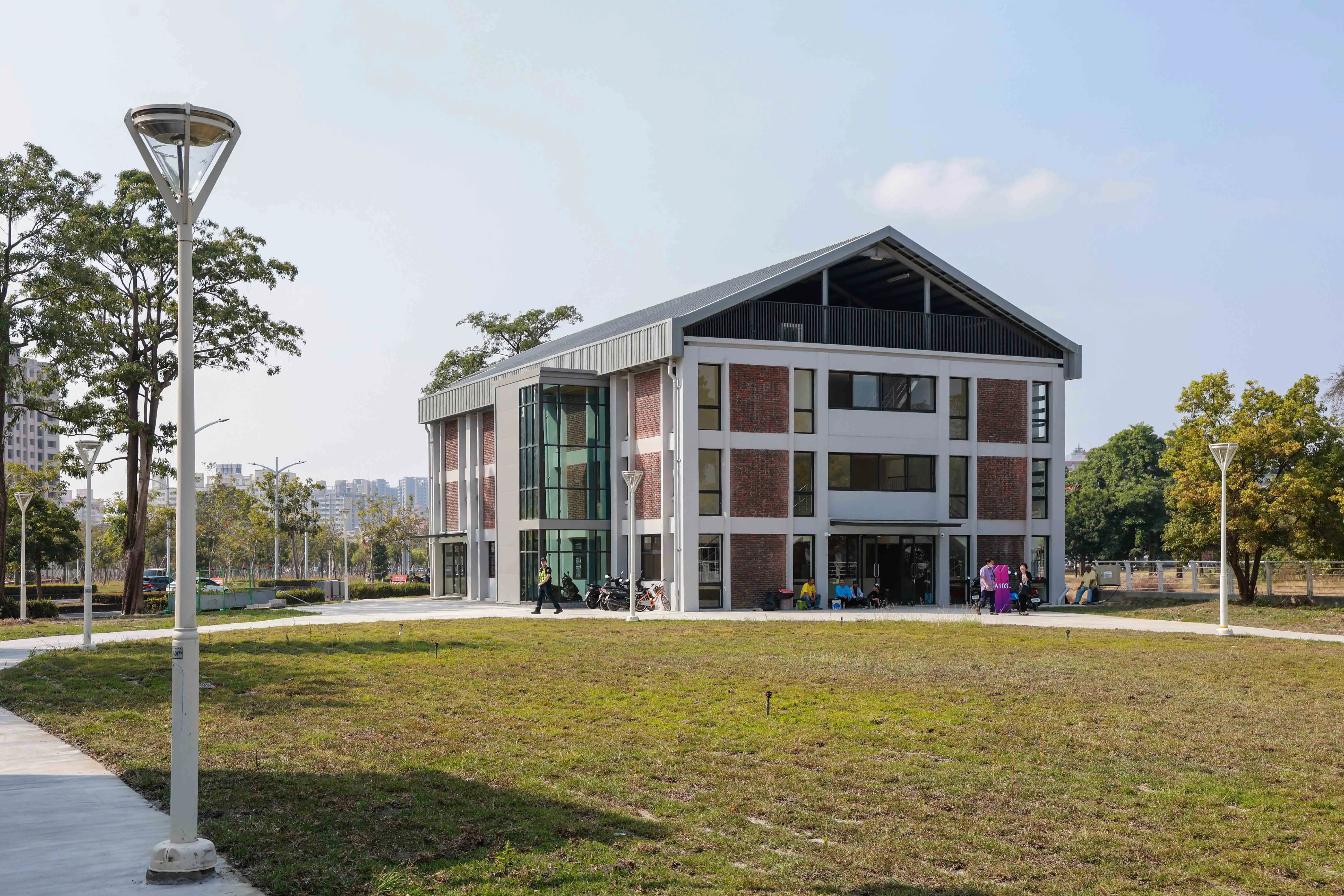 國立清華大學高雄校區整建完成並正式啟用，將作為研究教學與人才培育的重要基地。（圖／高雄市政府提供）