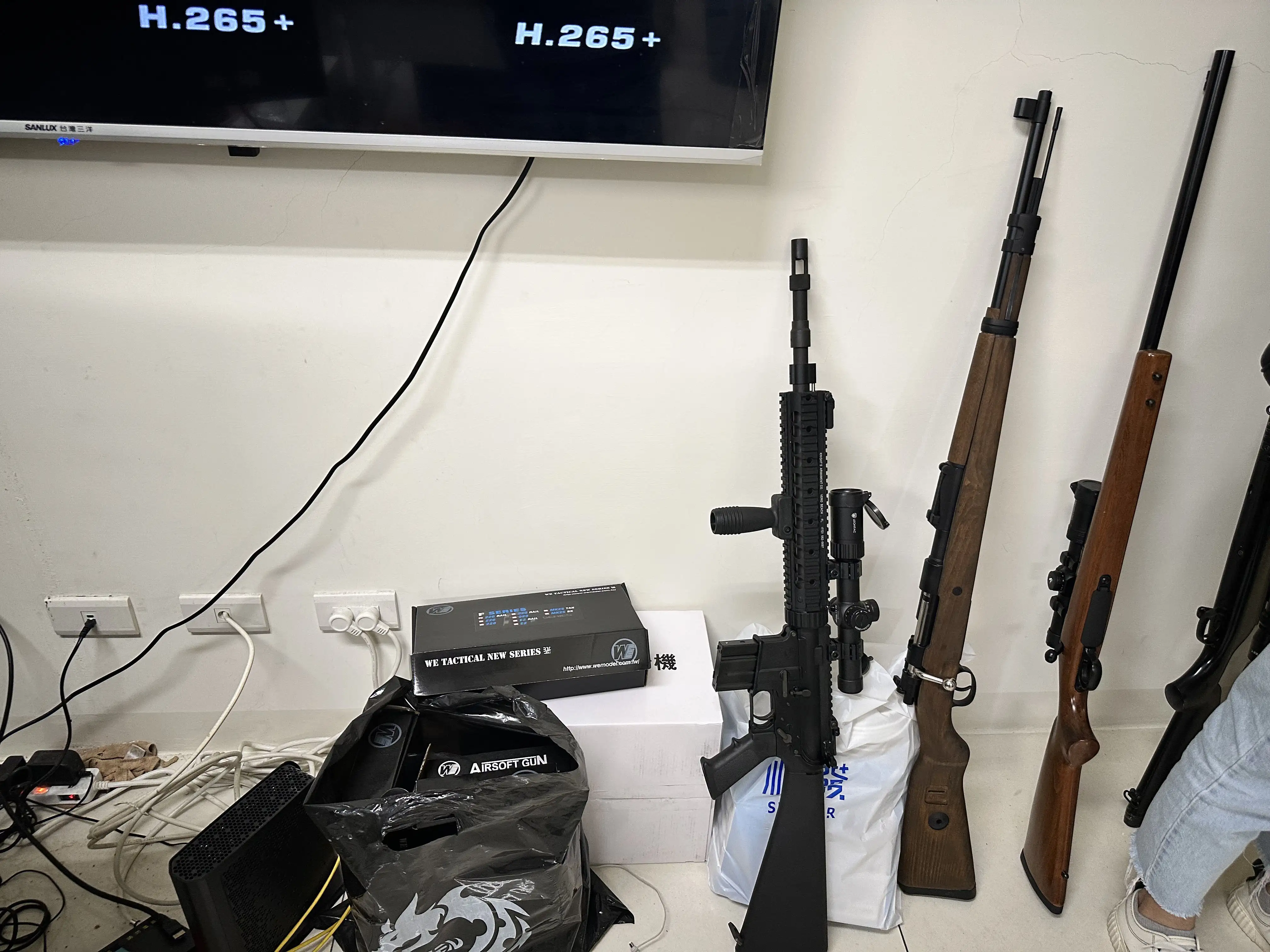 刑事警察局查緝非法博弈機房，查扣電腦主機、監控設備及疑似作為壯膽用之擬真長短槍等證物。（圖／刑事局南打提供）