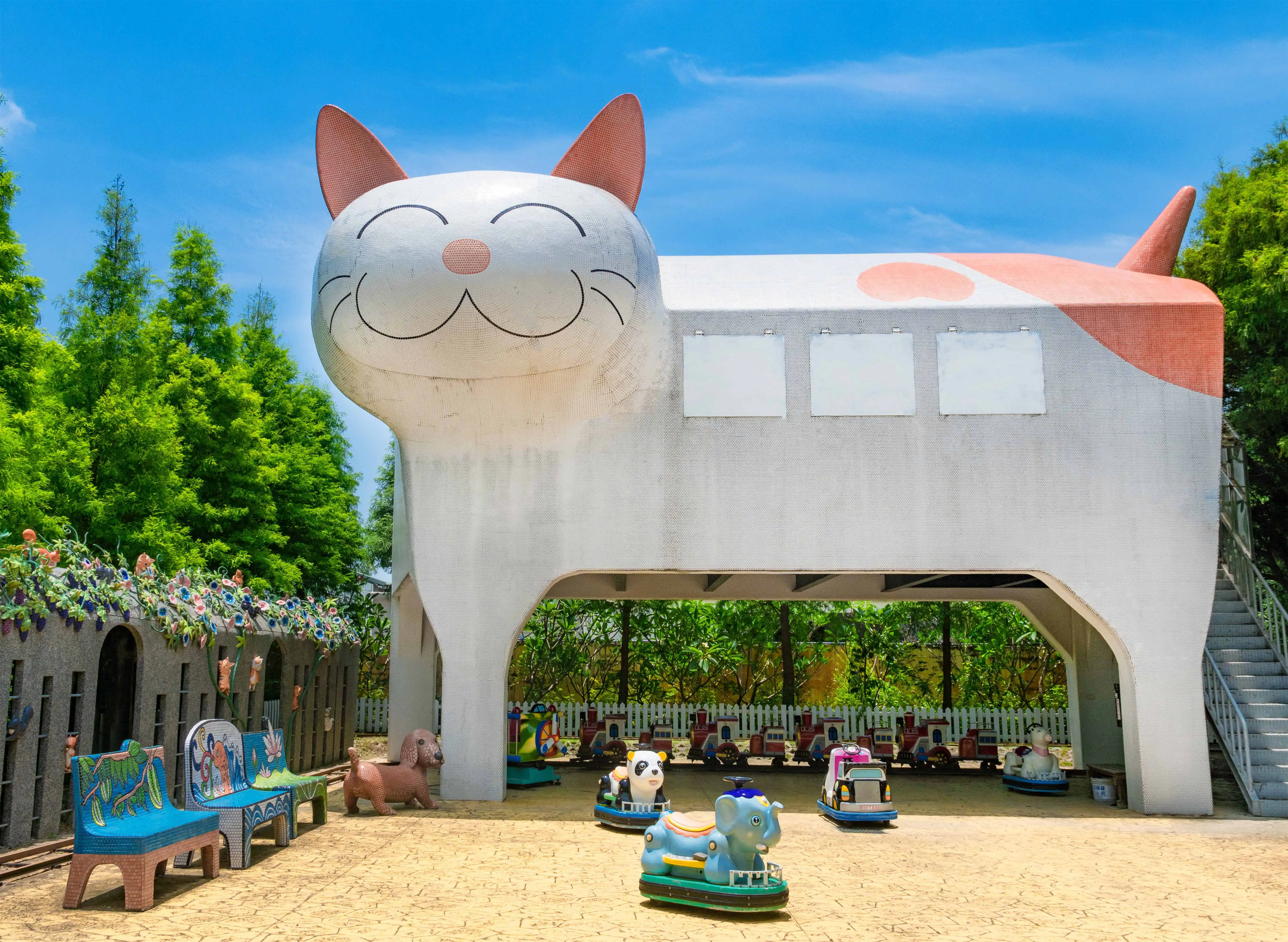 板陶窯以可愛貓咪造型建築及馬賽克拼貼藝術聞名，結合童趣與創意，是親子同遊與體驗陶藝文化的熱門景點。（圖／嘉義縣文化觀光局提供）
