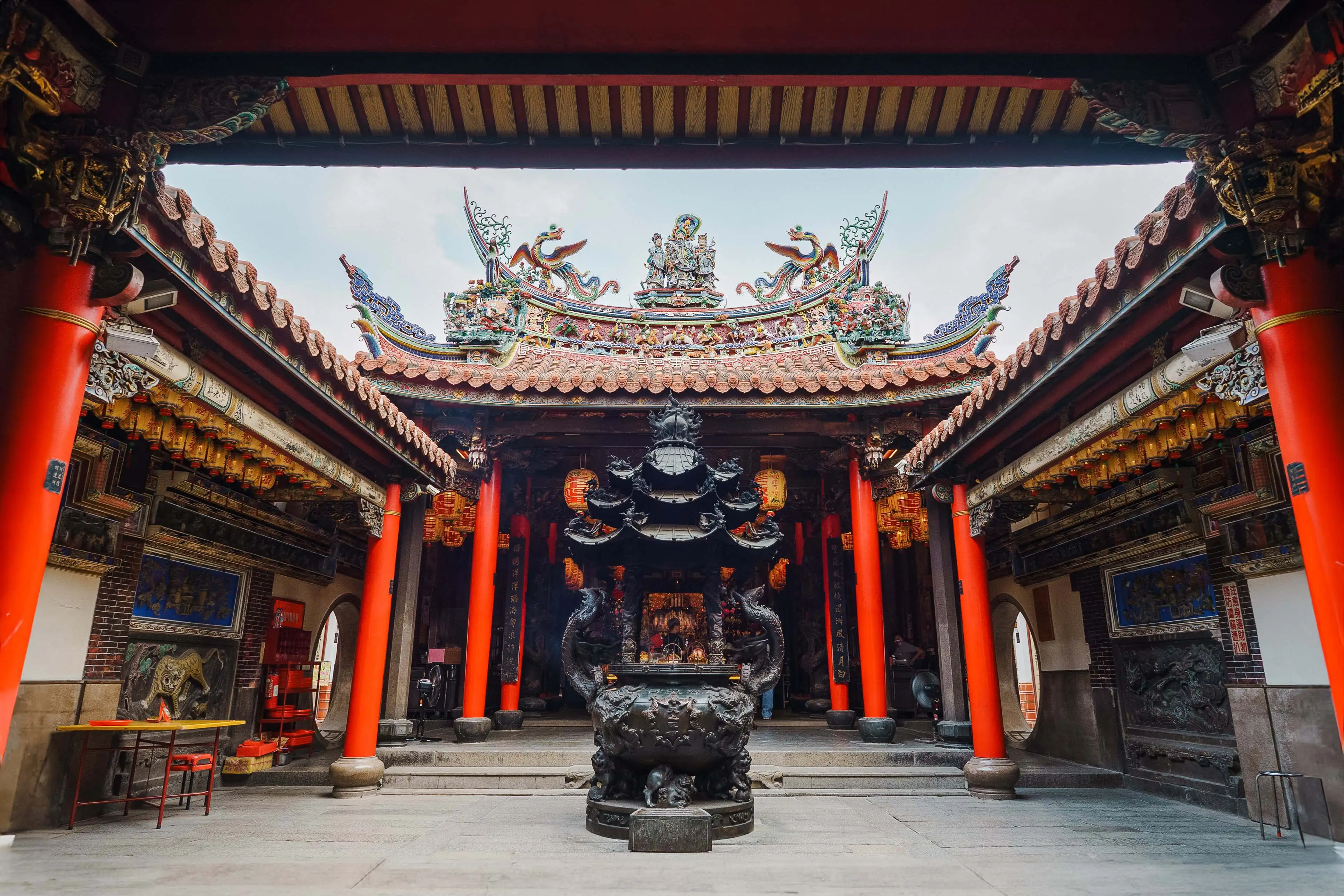 新港奉天宮為嘉義縣重要信仰中心，主祀開臺媽祖，殿內雕梁畫棟、香火鼎盛，是遊客走訪嘉義文化與宗教歷史的重要地標。（圖／嘉義縣文化觀光局提供）