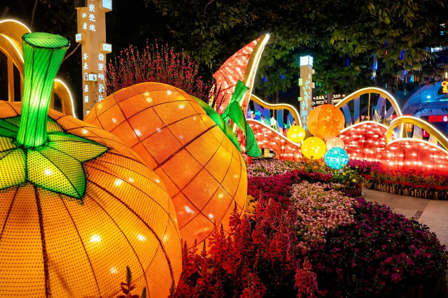 廣州文化公園2026年元宵彩燈裝置，融入桔、福等元素，帶有美好寓意新春喜慶氛圍。(記者楊婉攝)