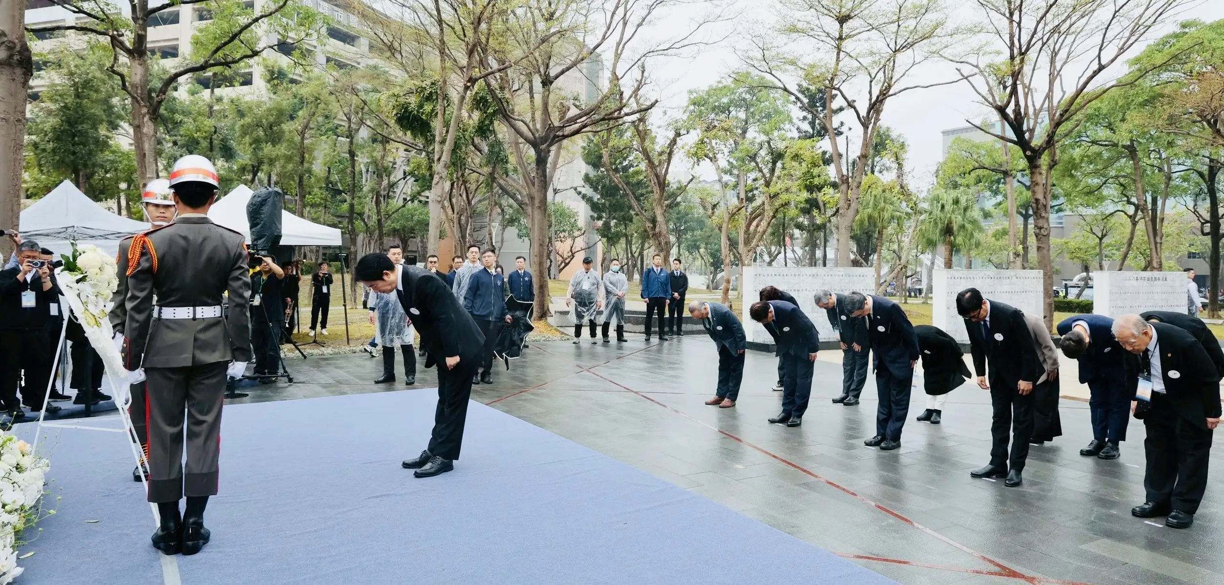 228事件79周年中樞紀念儀式在高雄市立歷史博物館前廣場舉行，高雄市長陳其邁陪同賴清德總統出席儀式。（圖/高雄市政府提供）