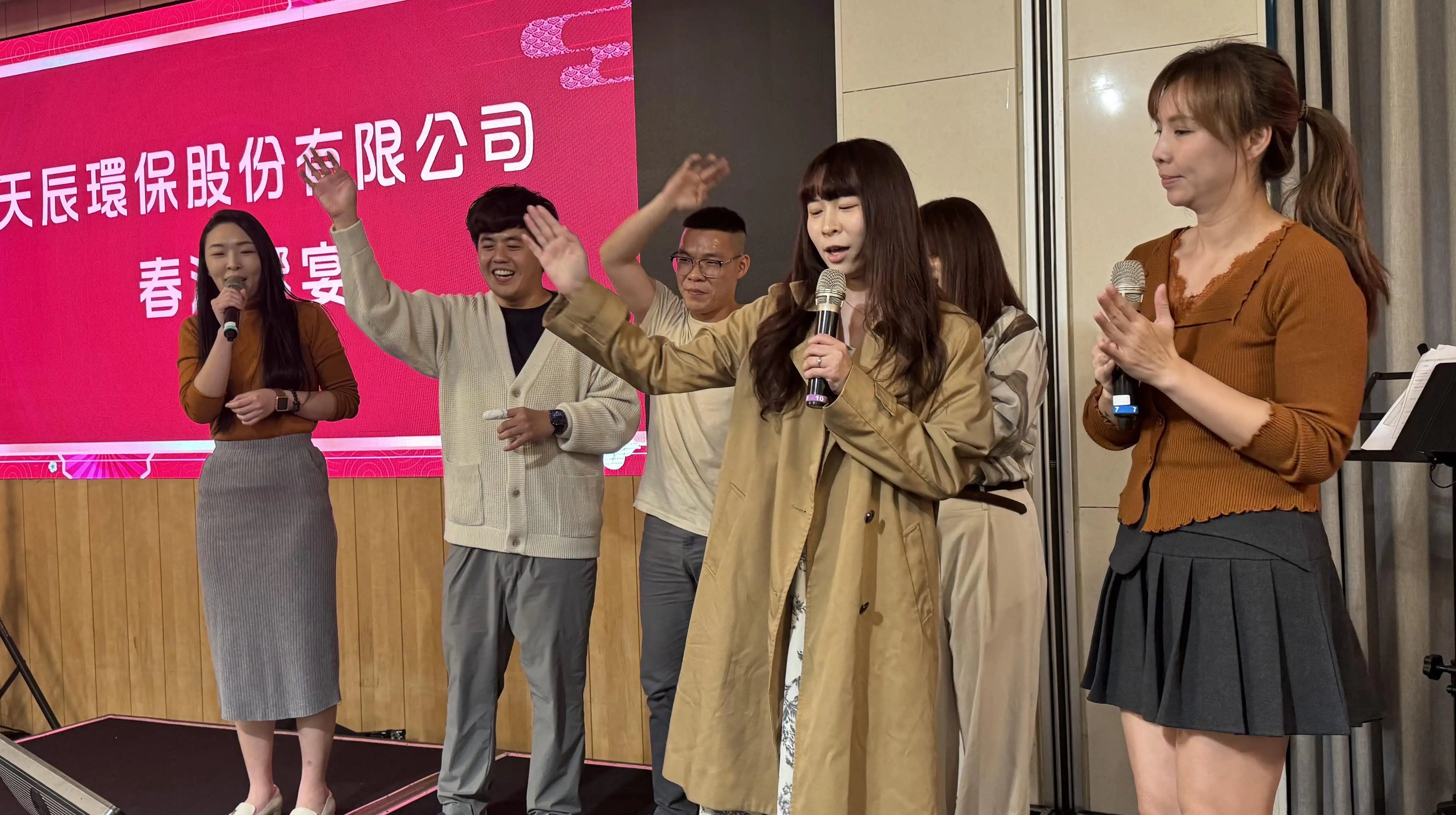 天辰環保公司在漢神巨蛋9樓春酒饗宴，席開12桌慰勉員工辛勞。（記者吳文欽攝）