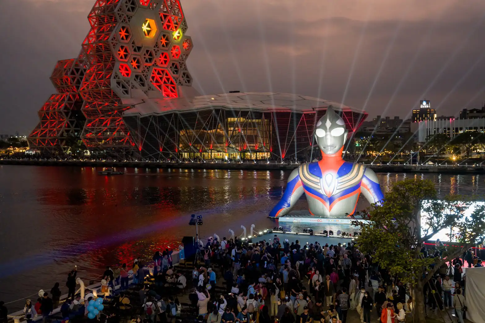 高雄冬日遊樂園3月1日下午4點舉辦超人力霸王「With U」閉幕活動，迪卡與初代將於高流音浪塔前合體演出。（圖/高雄市觀光局提供）