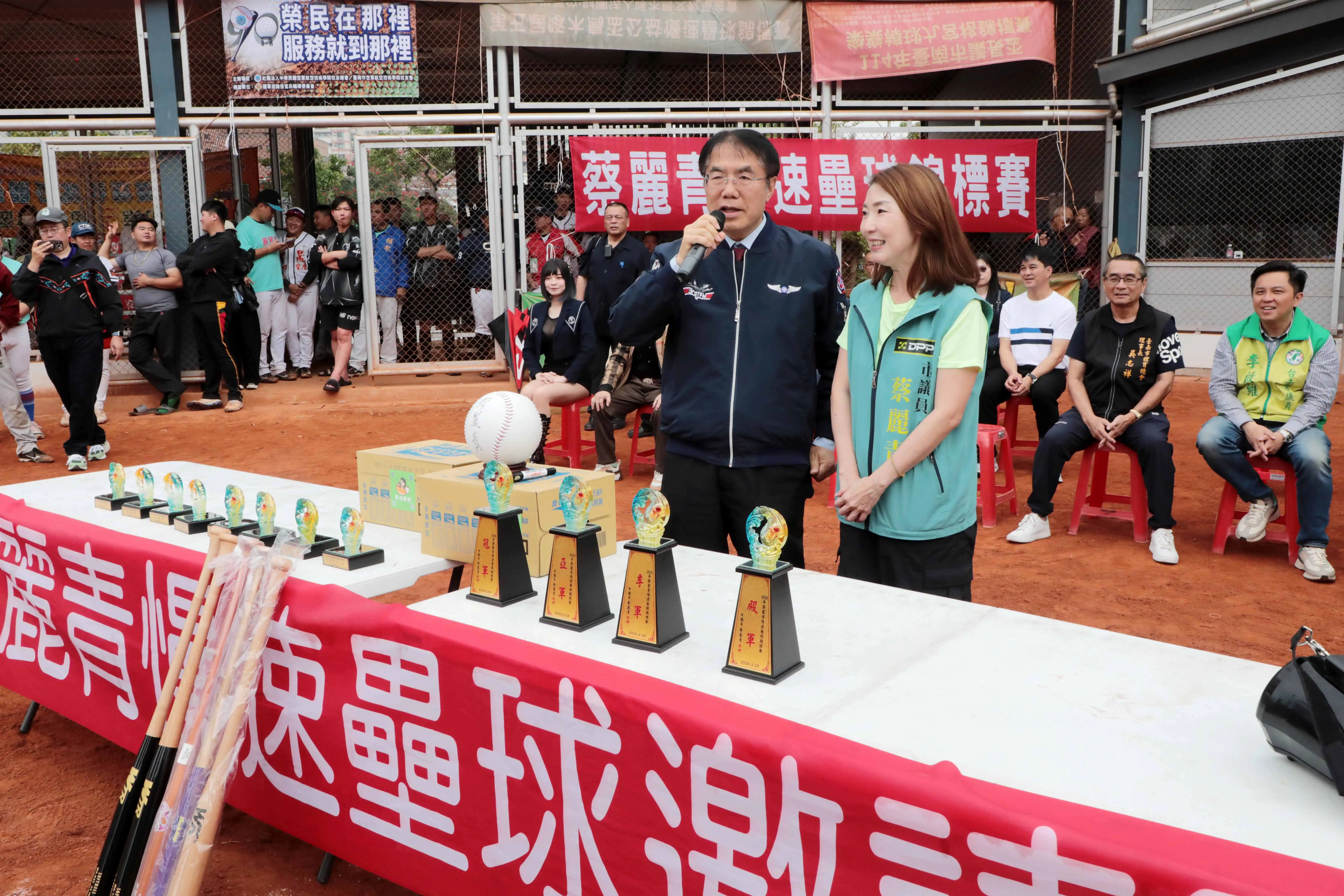 首屆慢速壘球邀請賽設有多項獎項，包含團體獎、個人獎、打擊獎等。(記者顧晨義攝)