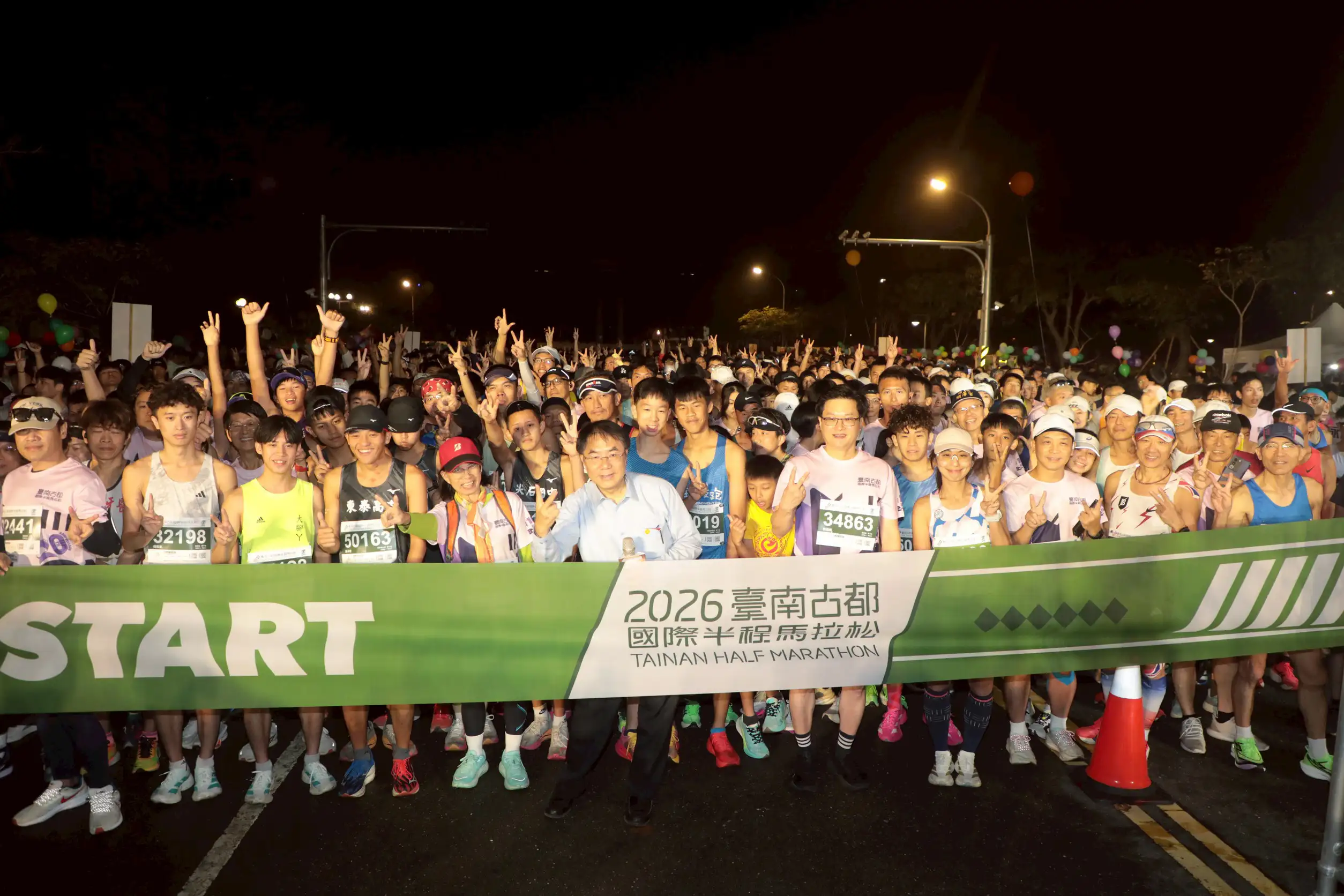 清晨微光中，市長黃偉哲與數千名跑者在起跑線前互動合影，2萬5千餘名跑友齊聚，展現古都馬再創新高的盛況。(圖/台南市政府提供)