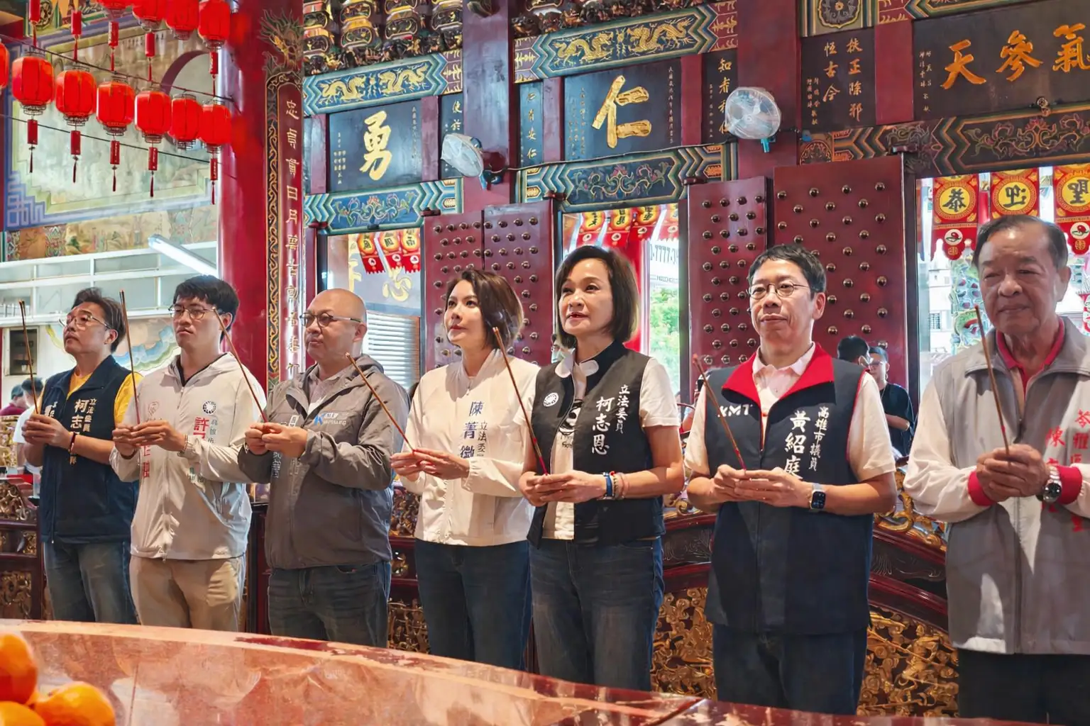 立委柯志恩與陳菁徽委員、市議員蔡武宏、黃紹庭與許采蓁等人到高雄關帝廟參香祈福。（圖/柯志恩團隊提供）
