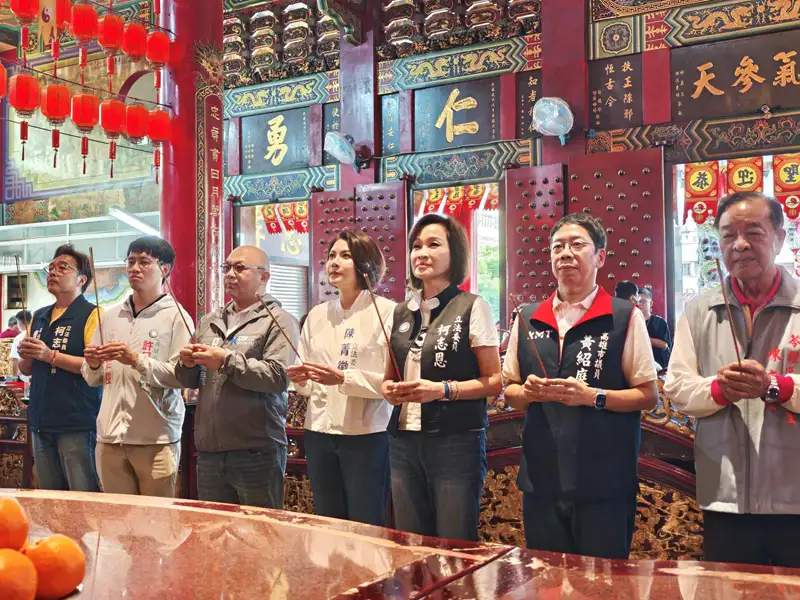 柯志恩關帝廟參香祈福　倡忠義精神並力挺反毒行動