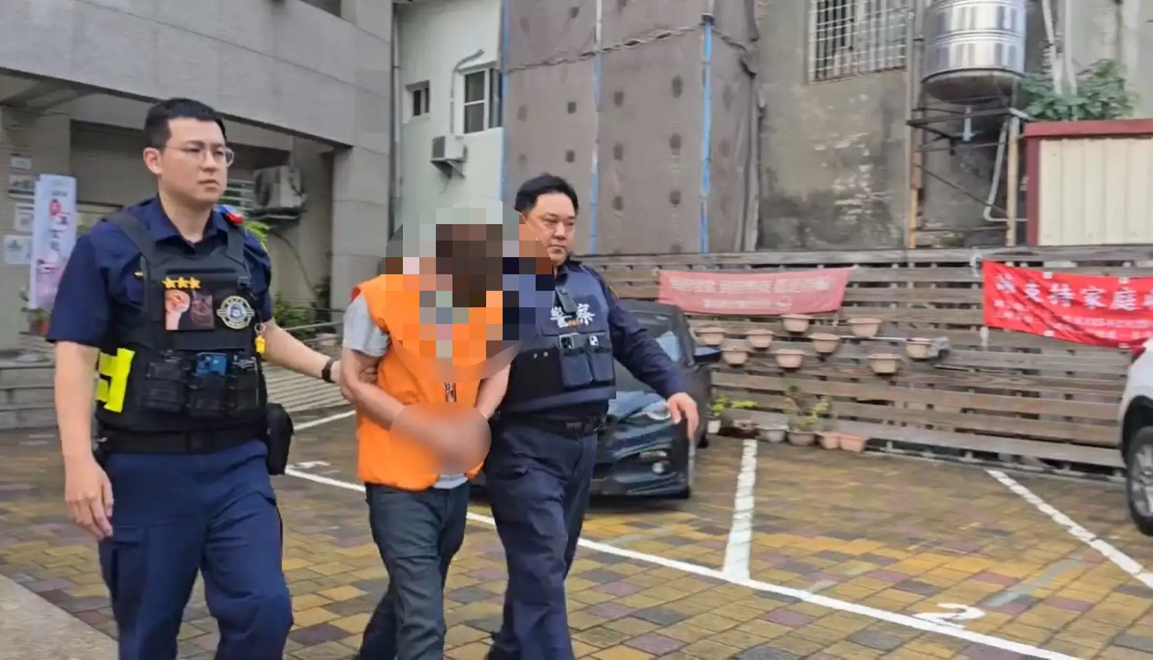 黃姓住戶酒後返回左營區大樓住家，因沒帶磁扣竟暴打孫姓保全員，警方獲報當場逮捕黃男依傷害現行犯移送法辦。（圖/左營分局提供）