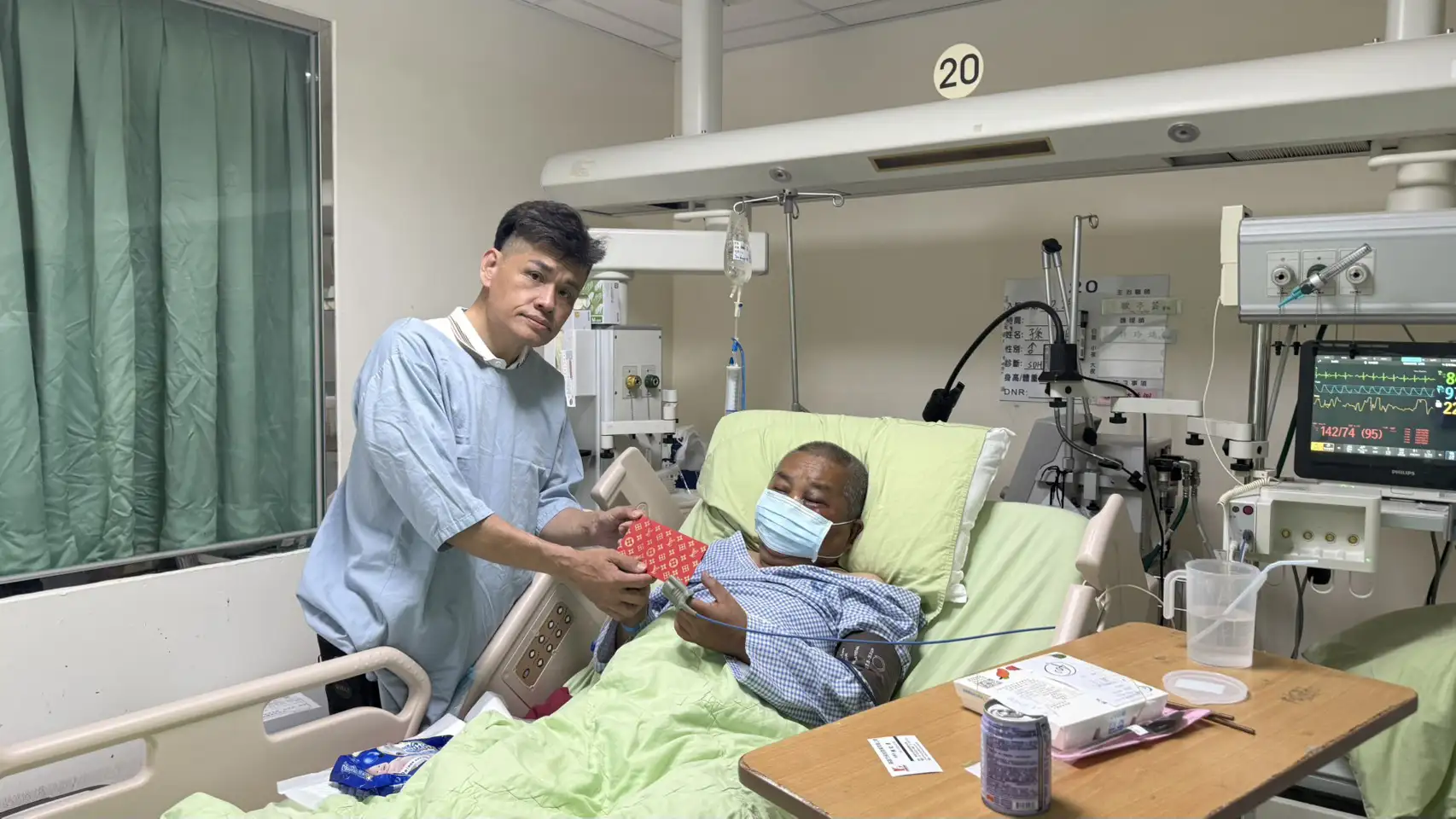 高雄市保全公會理事長陳紀孝到醫院加護病房探視受傷的孫姓保全員，表達保全公會的關心與關懷。（圖/保全公會提供）