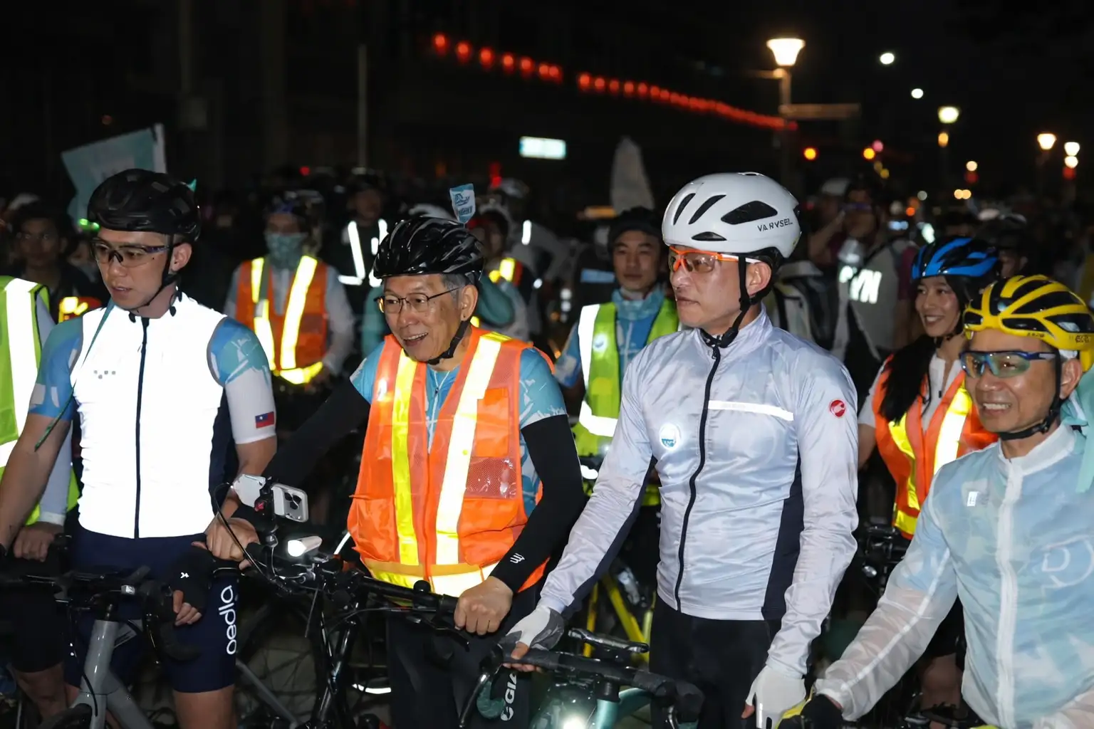 民眾黨高雄市黨「228一日北高」380公里行程順利完成。（圖/民眾黨高雄市黨部提供）