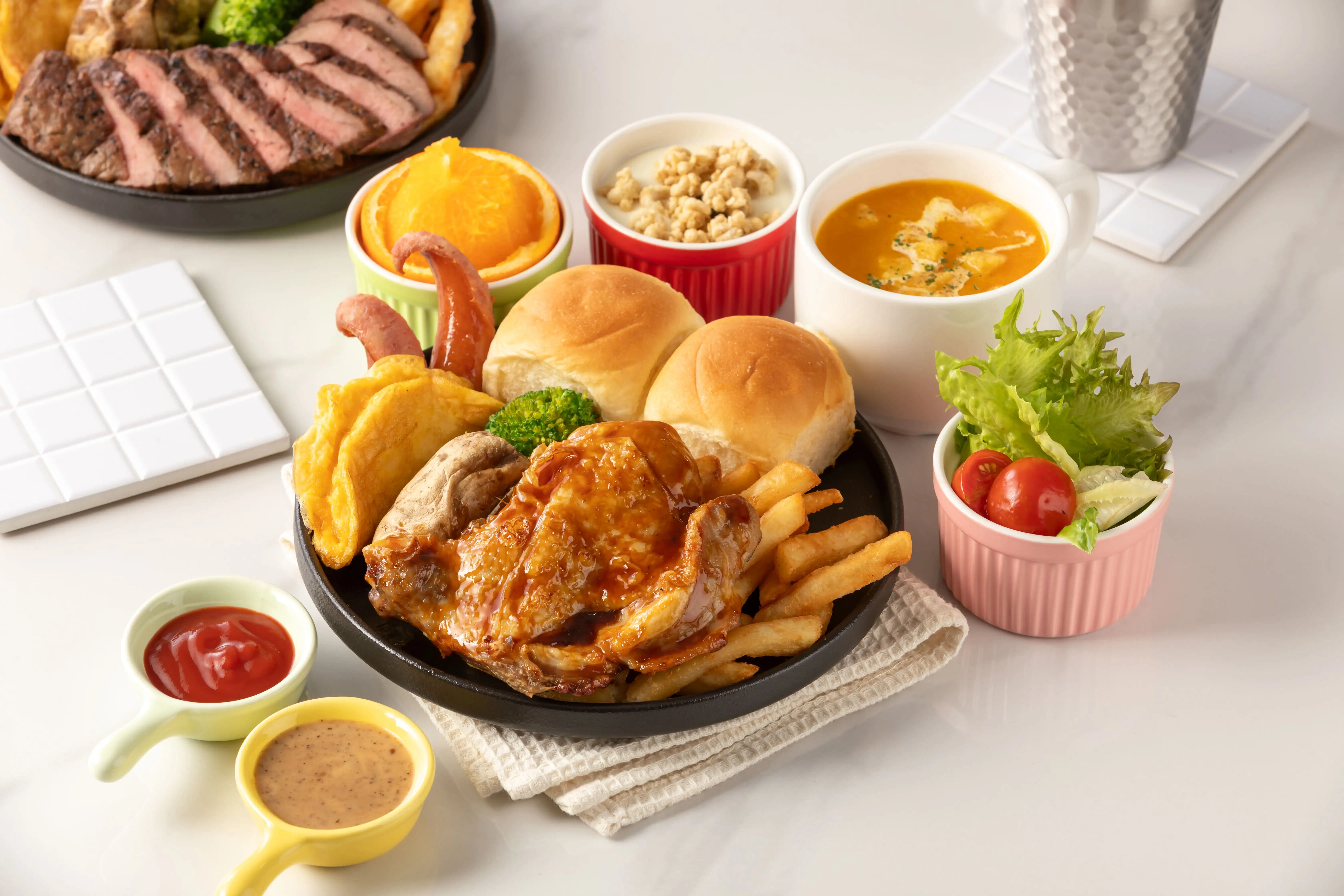 雪山貓咖啡人氣「蜜汁雞腿排早午餐」主打外酥內嫩口感，為店內熱銷餐點之一。(圖/ 雪山貓咖啡提供)