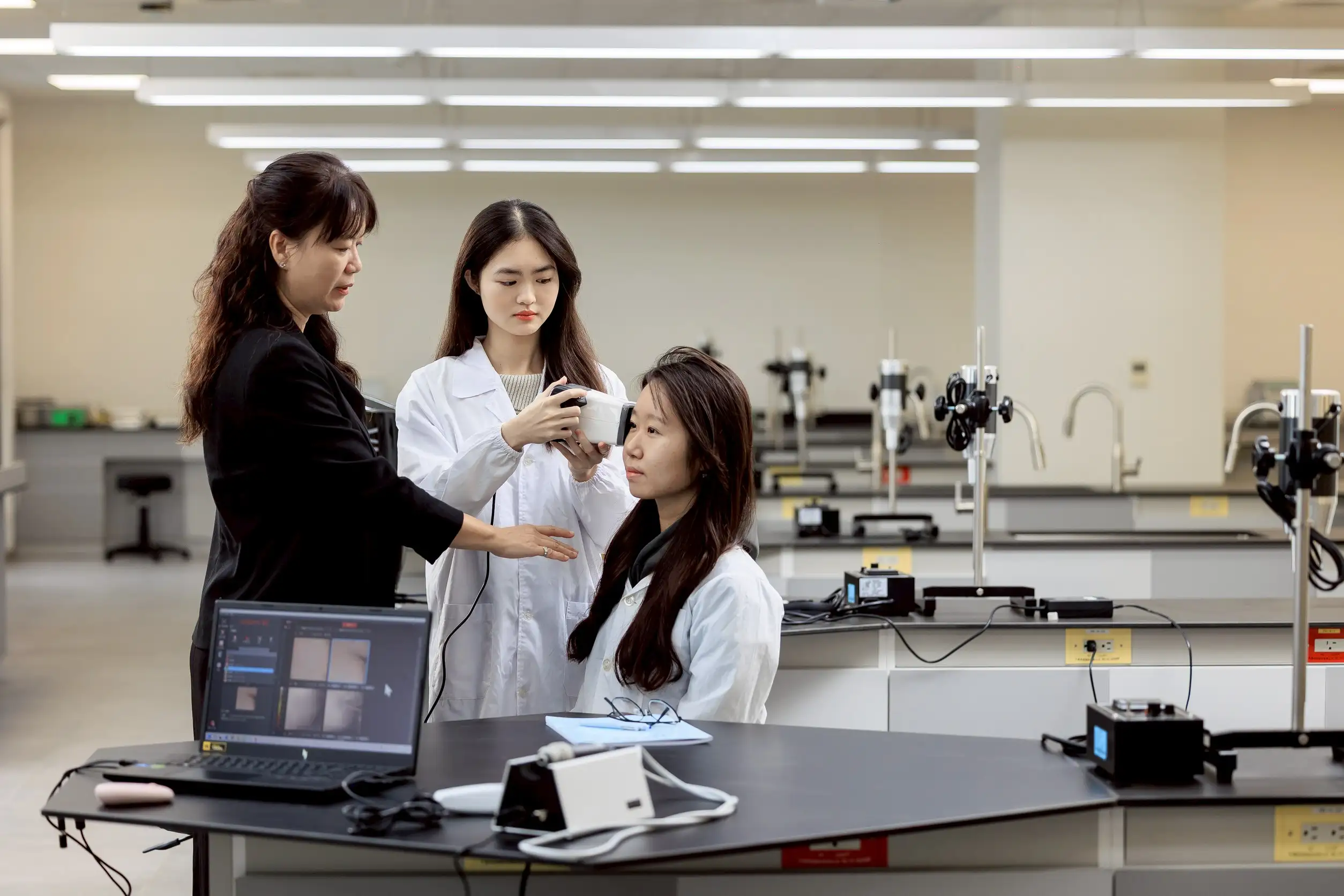 專業的師資及新穎的教學設備培養學生職場即戰力(嘉南藥理大學提供)