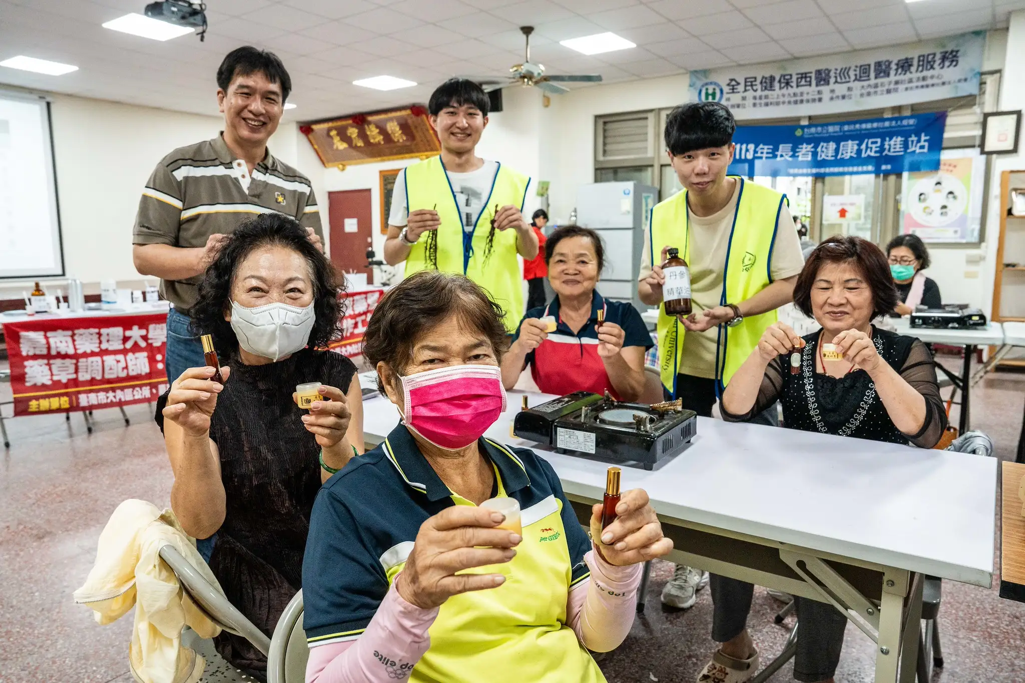 嘉藥藥學系學生至偏鄉服務，教導長輩用藥知識(嘉南藥理大學提供)
