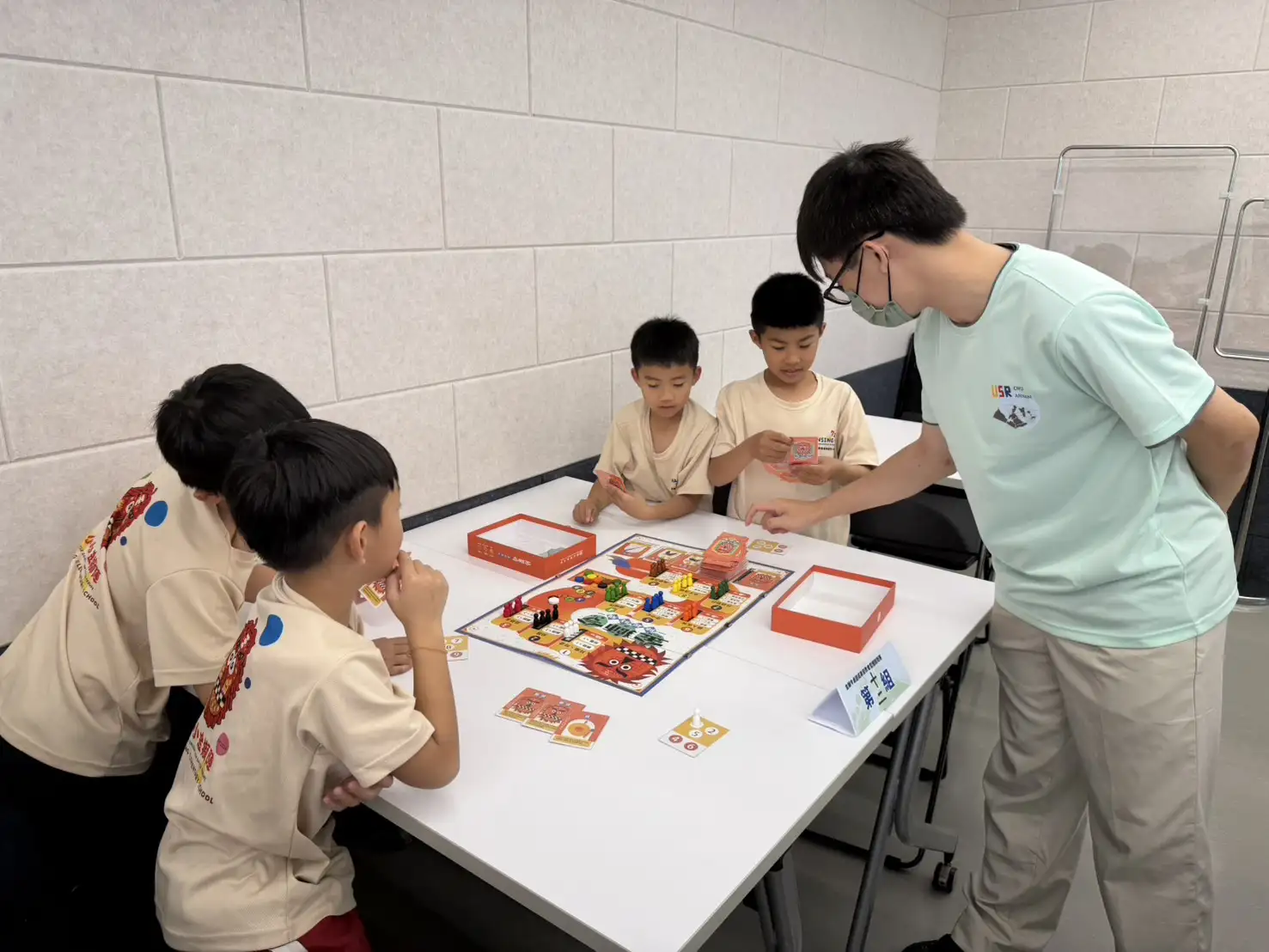 學童在嘉藥計畫團隊引導下，透過桌遊體驗藝陣文化中「團結」與「共好」的價值(嘉南藥理大學提供)