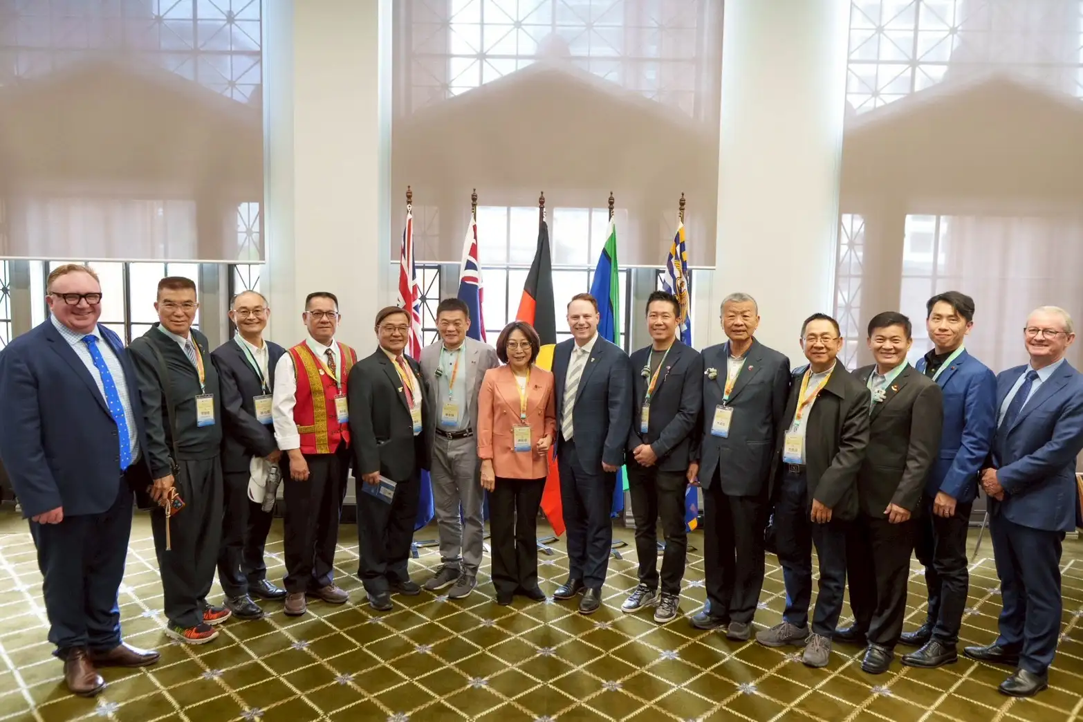 高雄市議長康裕成率領20位議員參訪團，2日拜會姊妹市布里斯本府會，獲當地市長施林納與議長蘭德斯熱情接待。（高雄市議會提供）