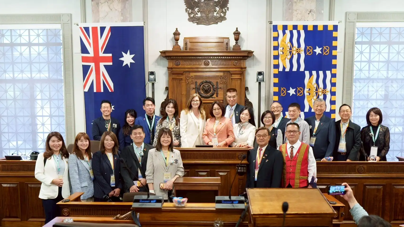高雄市議長康裕成率領20位議員參訪團，2日拜會姊妹市布里斯本府會，獲當地市長施林納與議長蘭德斯熱情接待。（高雄市議會提供）