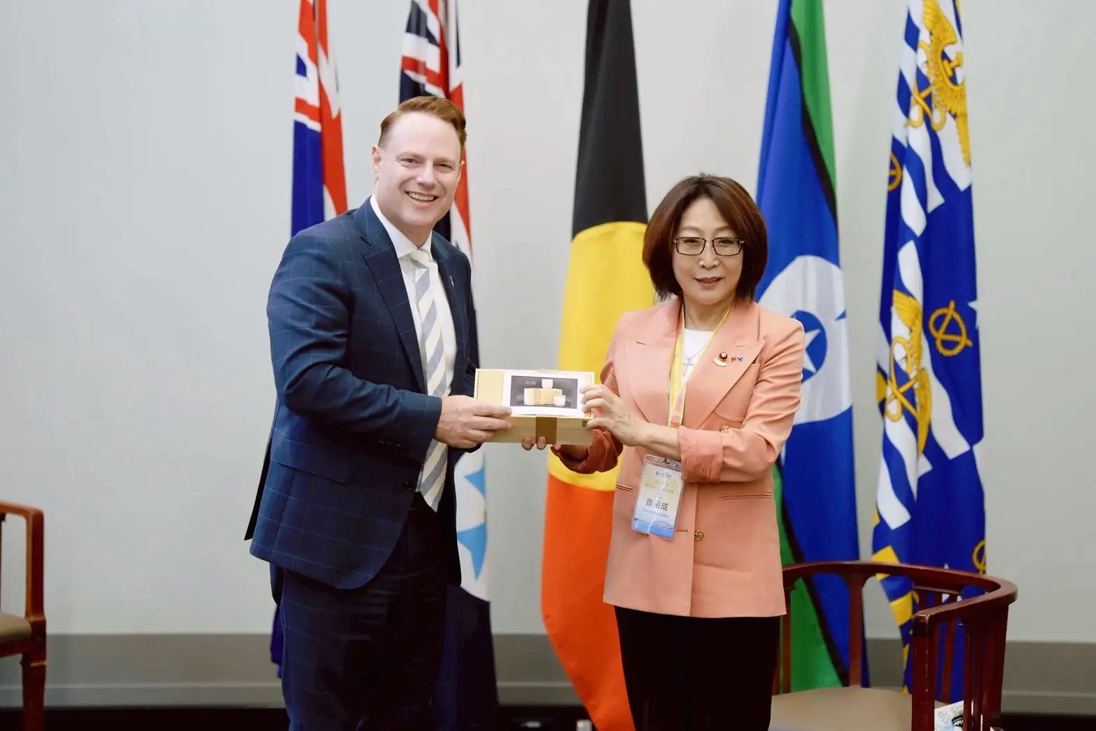 高雄市議長康裕成率領20位議員參訪團，2日拜會姊妹市布里斯本府會，獲當地市長施林納與議長蘭德斯熱情接待。（高雄市議會提供）