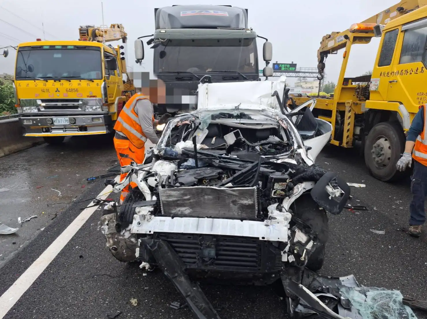 國道1號南向路竹路段3日上午發生三車追撞事故，白色自小客車車頭嚴重毀損，駕駛送醫不治。(圖/國道警察提供)