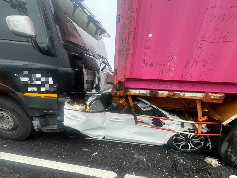 國道1號路竹段三車追撞　小轎車成夾心駕駛傷重不治