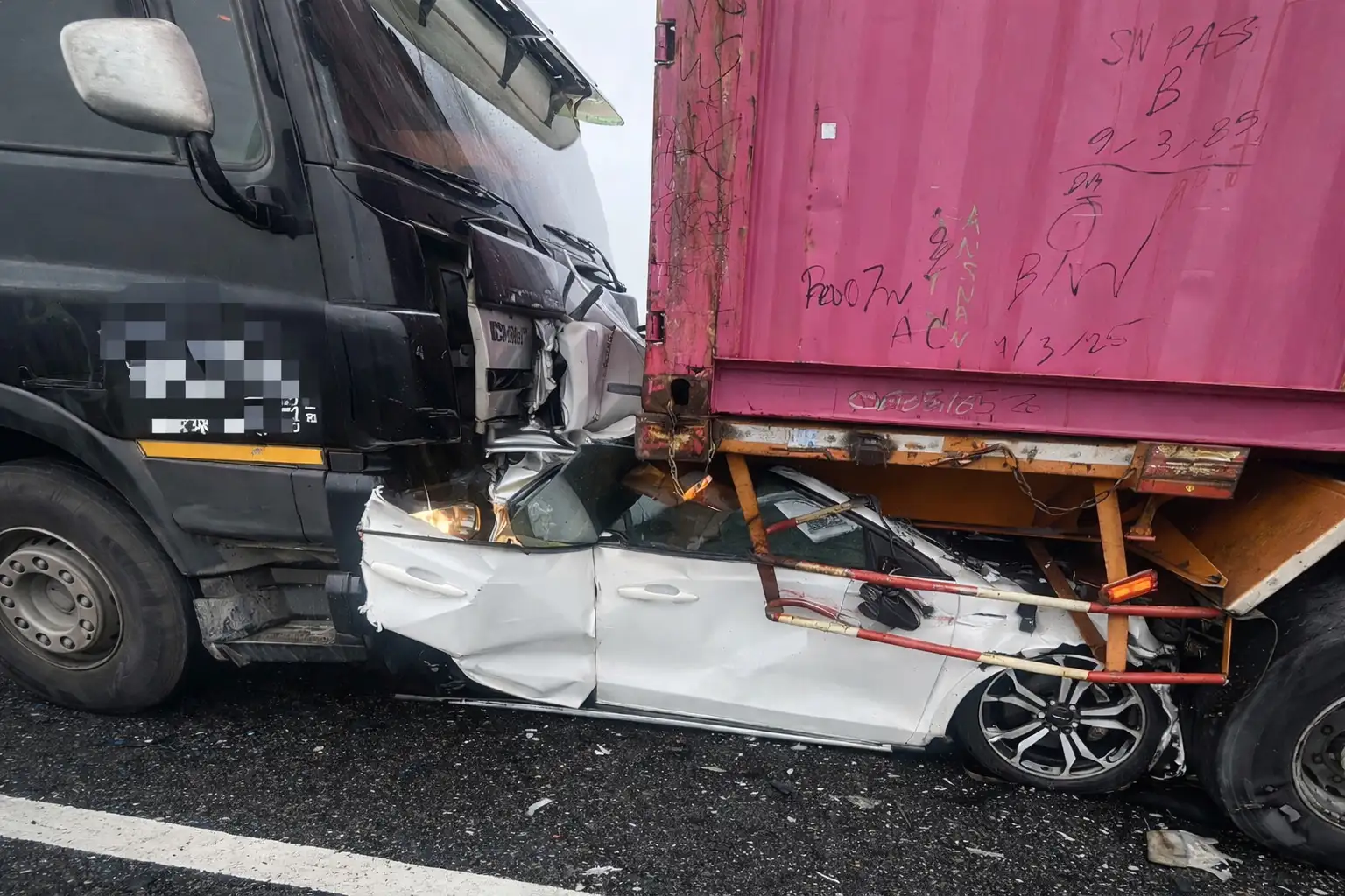 國道1號南向路竹路段3日上午發生三車追撞事故，白色自小客車遭2大貨車夾擊，嚴重扭曲變形。(圖/國道警察提供)