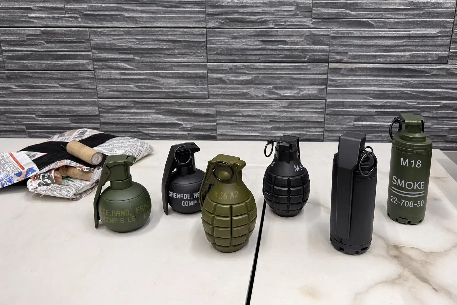 警方查獲疑似煙霧彈2顆、疑似手榴彈4顆。(圖/高市刑大提供)