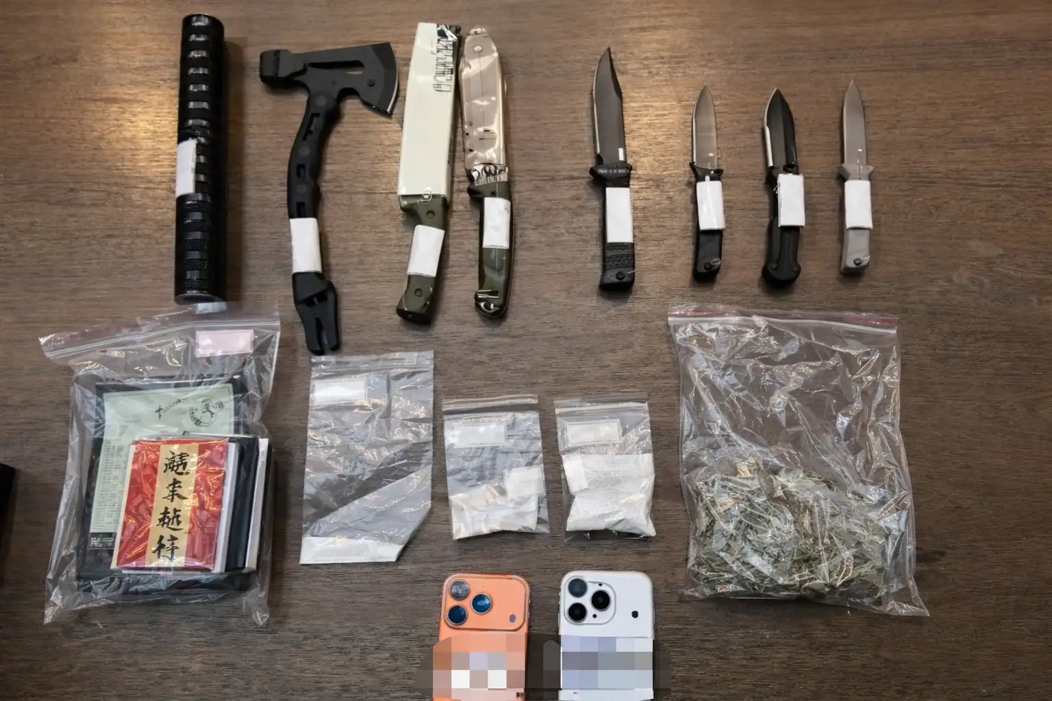 警方查獲大批刀械、手機及毒品等相關證物。(圖/高市刑大提供)