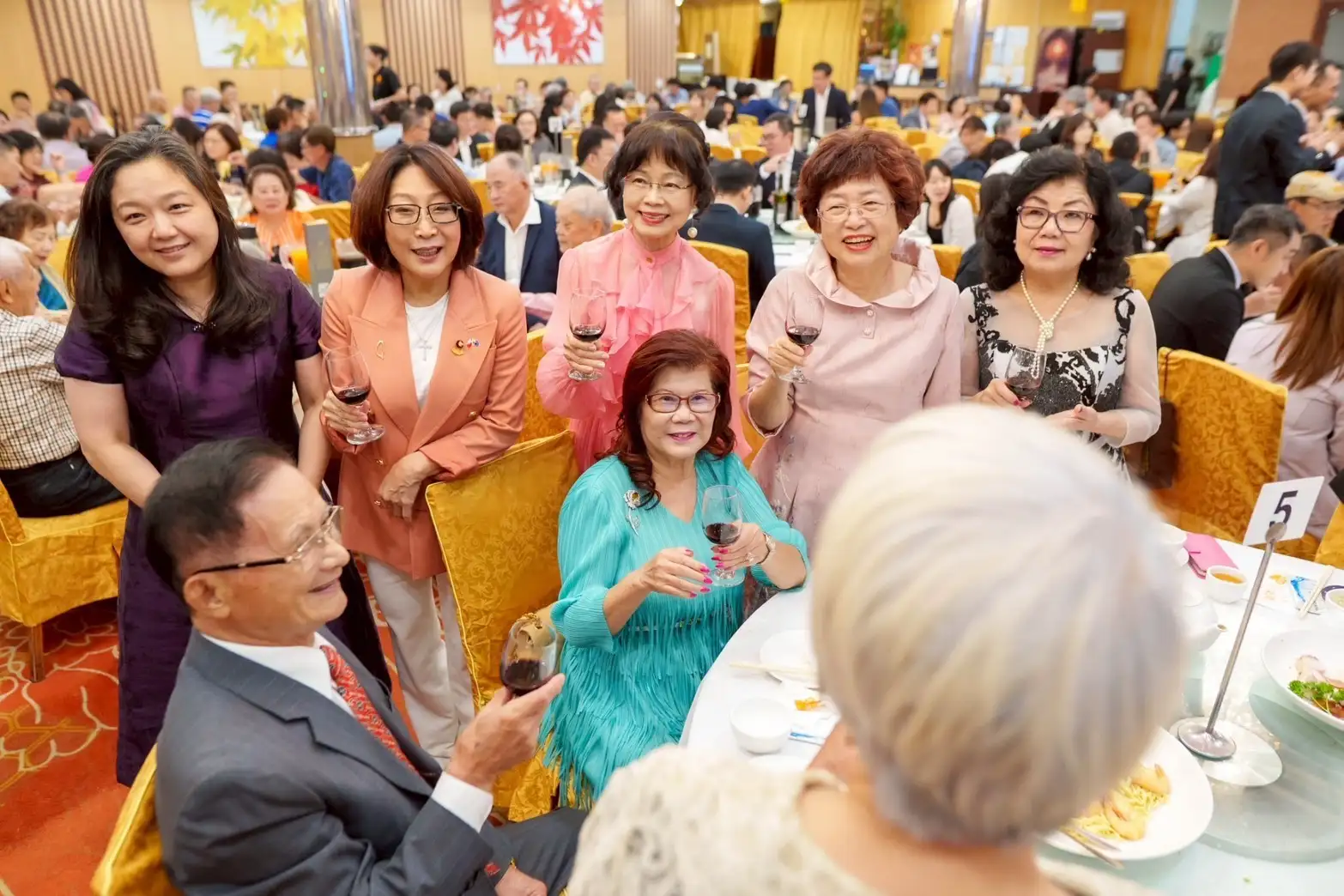 高雄市議長康裕成率20位議員城市交流參訪團，2日晚間出席澳洲昆士蘭僑界舉辦的歡迎晚宴，席開28桌，盛大迎接高雄市議會訪團。（高雄市議會提供）