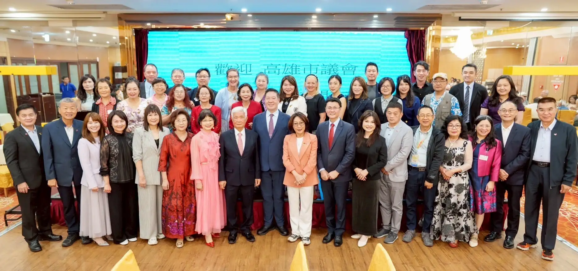 高雄市議長康裕成率20位議員城市交流參訪團，2日晚間出席澳洲昆士蘭僑界舉辦的歡迎晚宴，席開28桌，盛大迎接高雄市議會訪團。（高雄市議會提供）