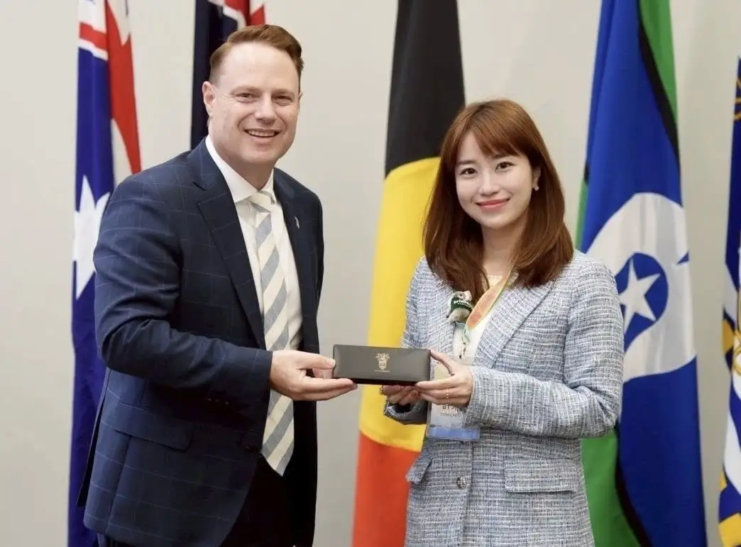 市議員許采蓁隨議長康裕成及議會夥伴前往澳洲布里斯本參訪交流。（取自許采蓁臉書）