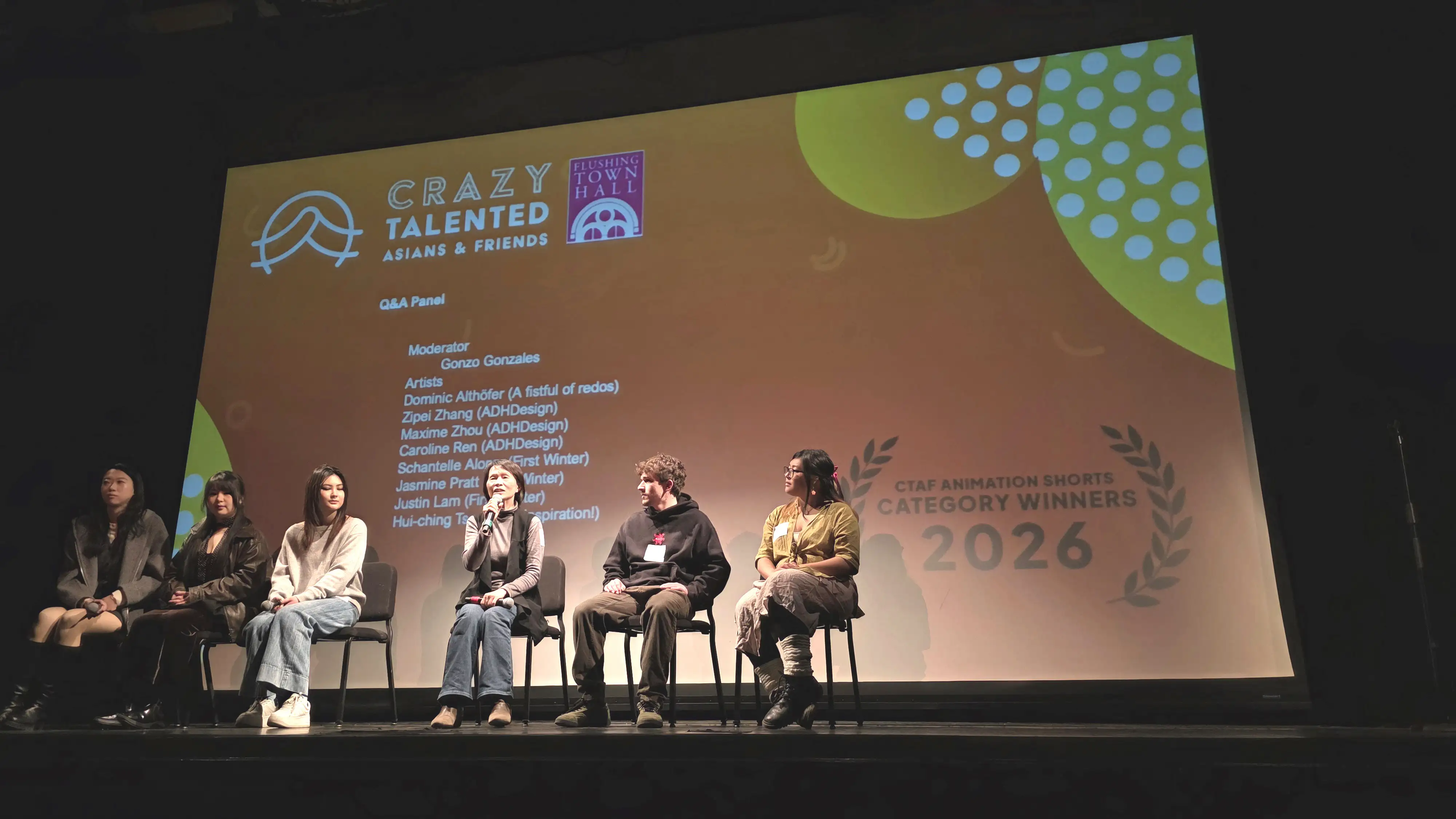 崑山科大視傳系指導老師曾惠青（右3）於CTAF動畫節得獎作品播映會暨交流會中接受訪談，分享學生創作歷程與作品理念。(圖/崑山科大提供)
