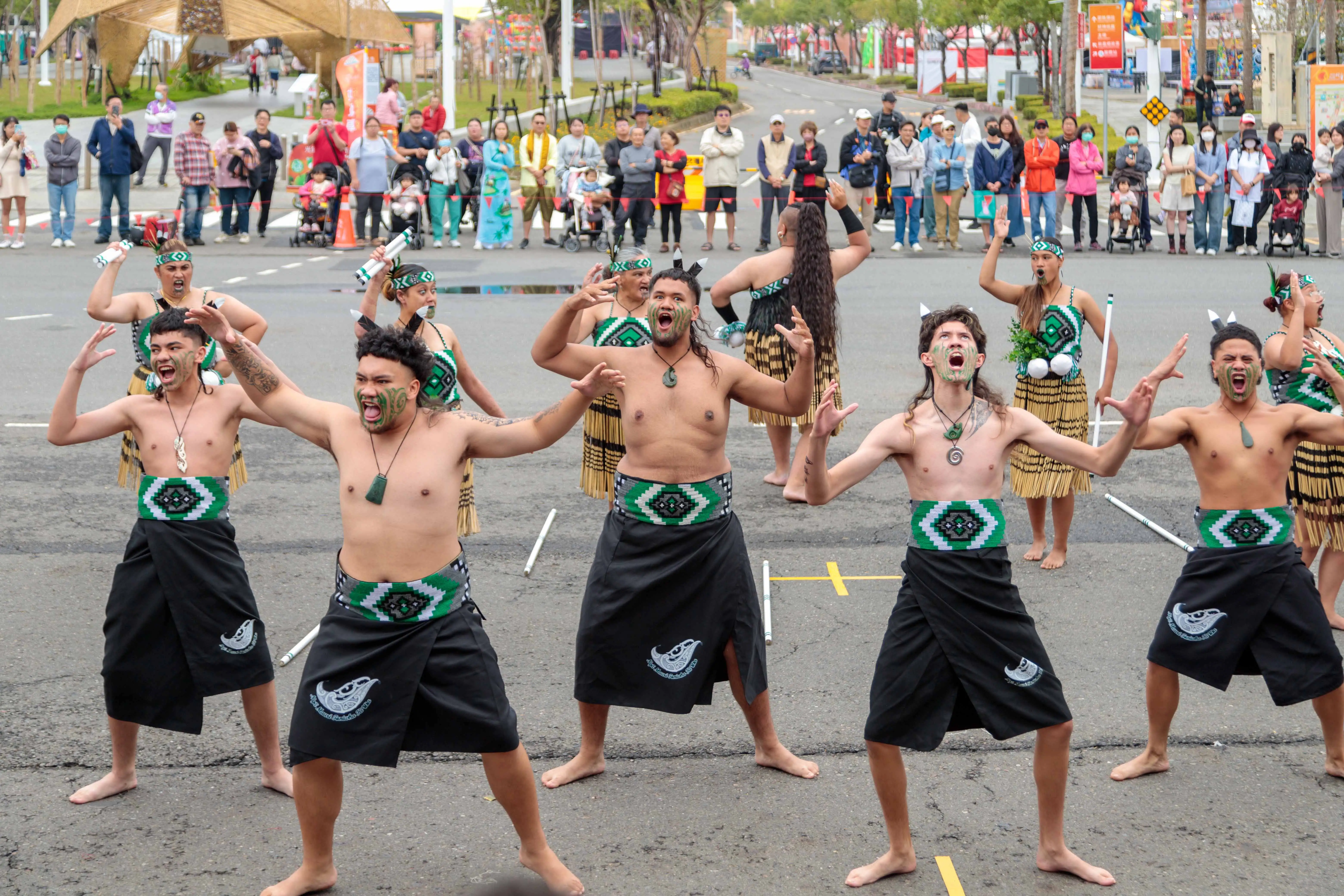 紐西蘭毛利文化表演團於燈會踩街活動中帶來震撼人心的Haka戰舞演出，以強烈肢體動作與吶喊展現傳統文化力量，吸引現場民眾熱烈圍觀。(圖/嘉義縣政府提供)