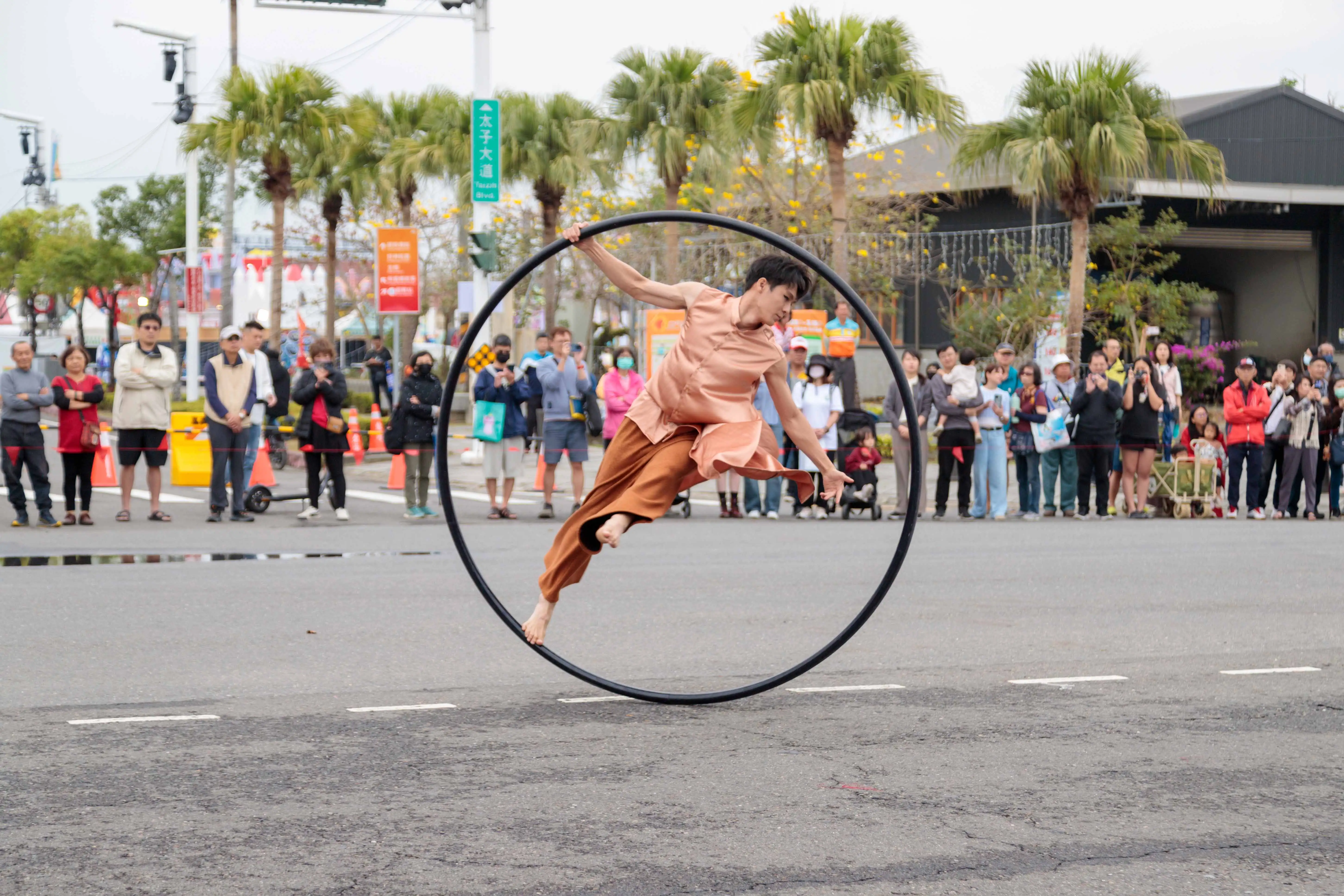台灣燈會踩街活動中帶來高難度圓環特技表演，展現平衡與力量之美。(圖/嘉義縣政府提供)