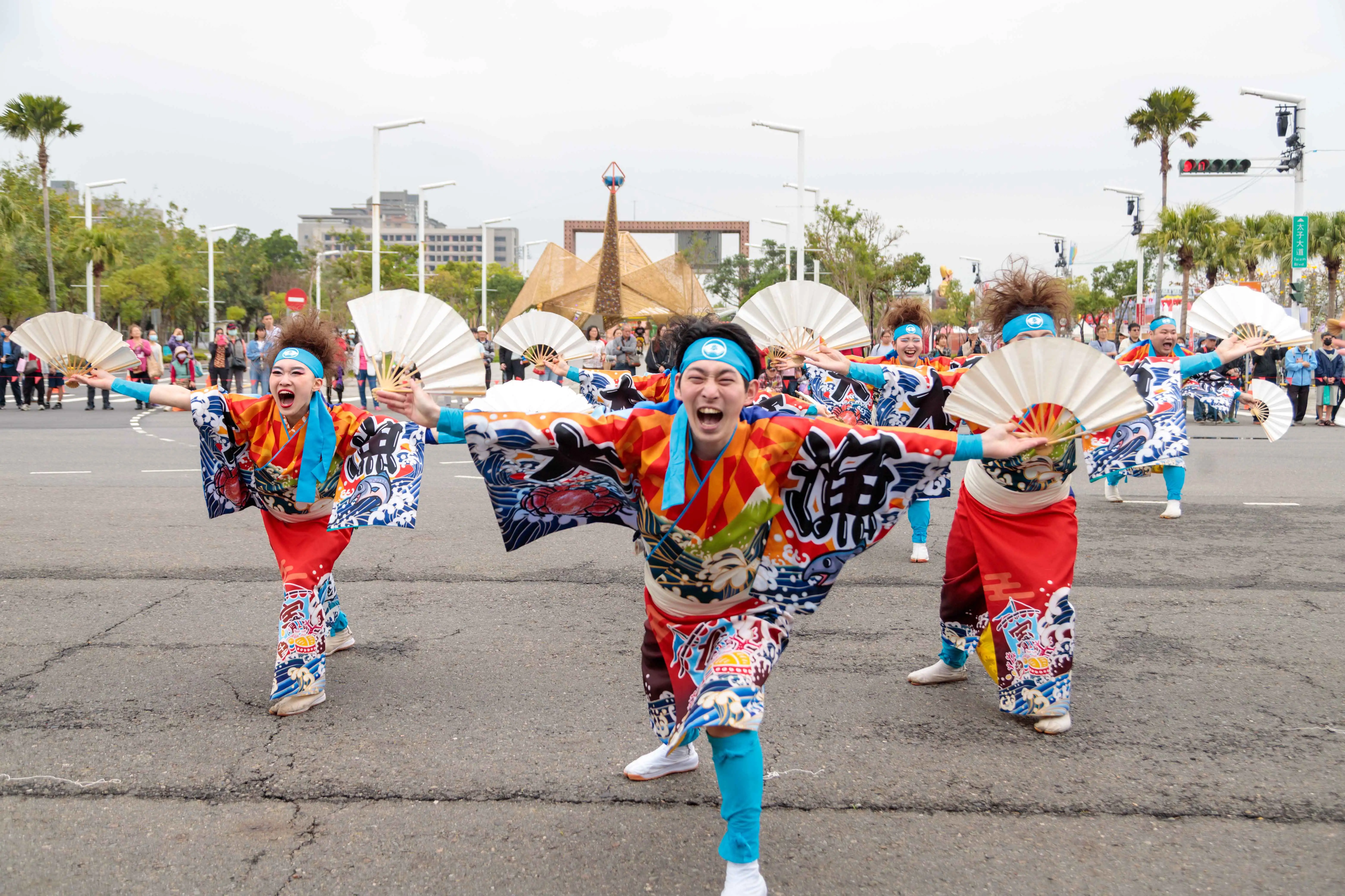 日本舞團於台灣燈會踩街活動中熱力演出，舞者手持摺扇、身著繽紛傳統服飾，以奔放舞步與燦爛笑容炒熱現場氣氛。(圖/嘉義縣政府提供)