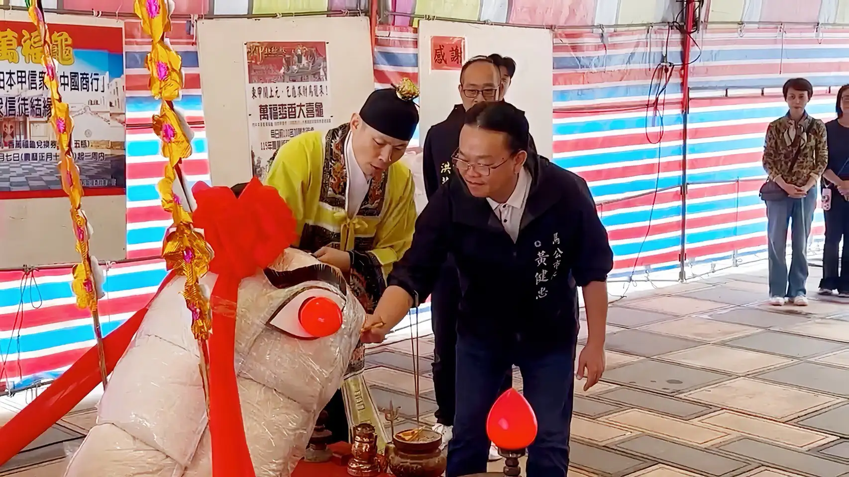 馬公市長黃健忠持朱砂筆為靈龜進行開光點睛儀式，在道長引領下依循古禮完成科儀，象徵福運啟動、祈願市區平安順遂。(圖/馬公市公所提供)