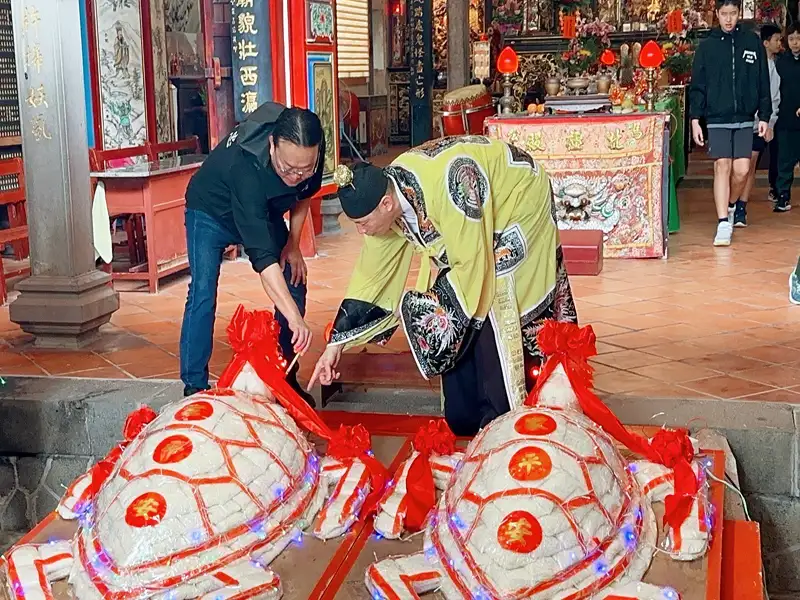 澎湖元宵「乞龜」熱鬧登場　東甲北極殿220台斤米龜亮相