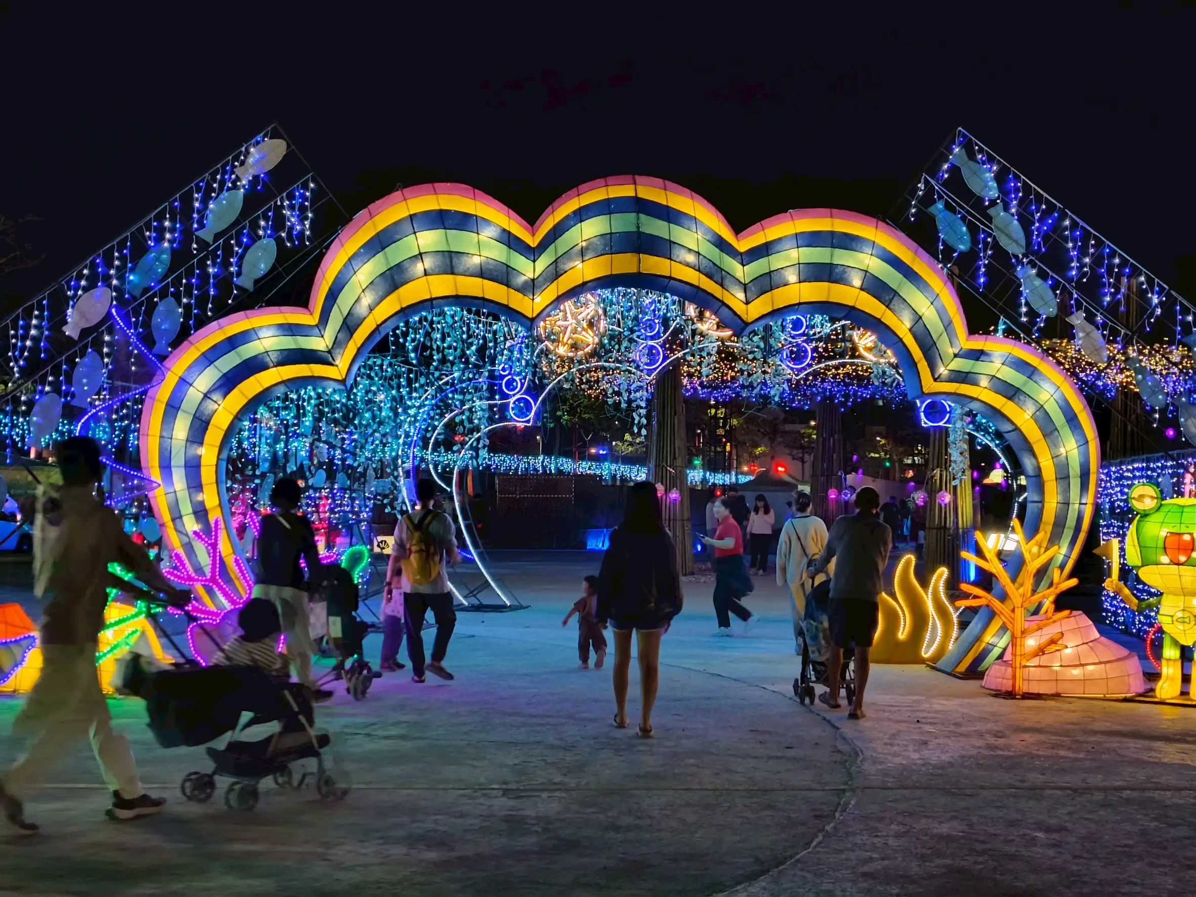 大量的蚵殼裝飾展區，非常有質感