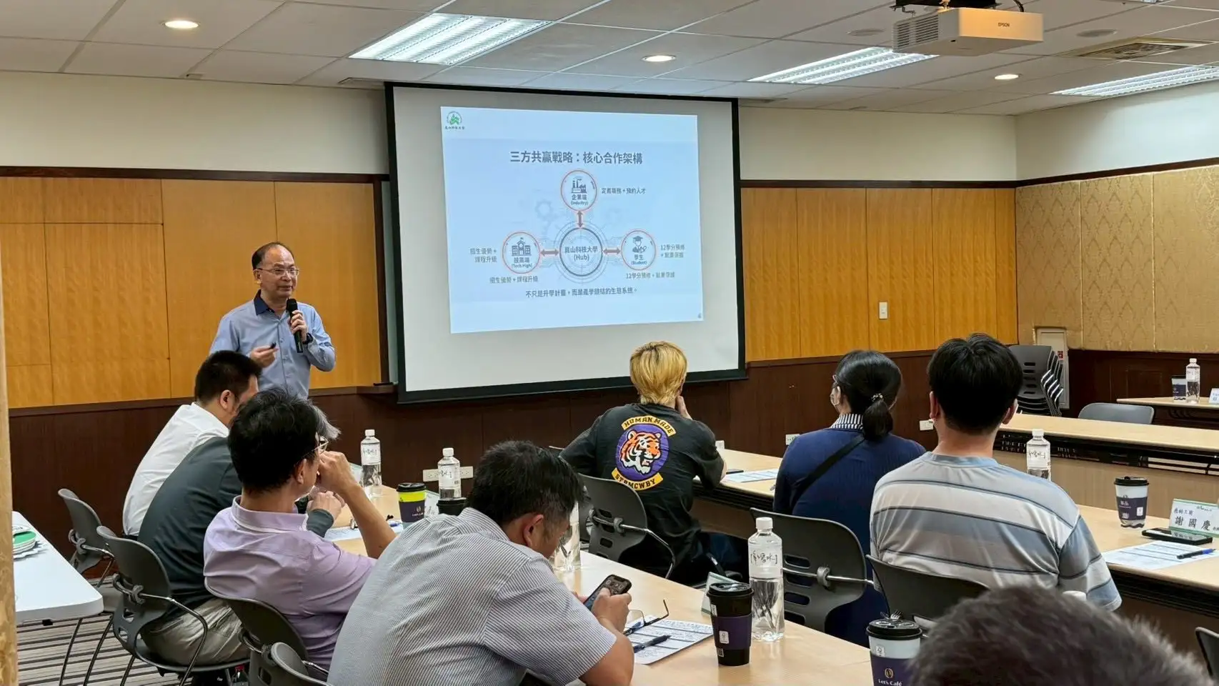 崑山科大電機工程系林俊良主任針對「3+2新五專模式專班」說明相關內容。(圖/崑山科大提供)