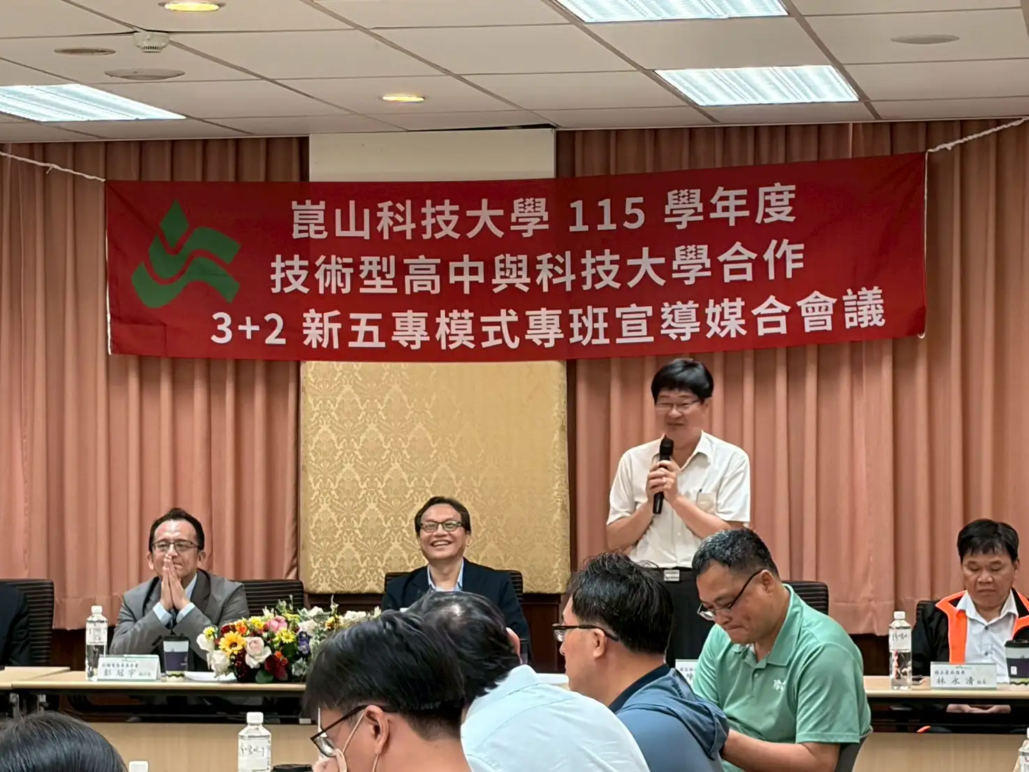 新化高工陳志清校長出席崑山科大與台積電攜手合作的前瞻布局會議。(圖/崑山科大提供)