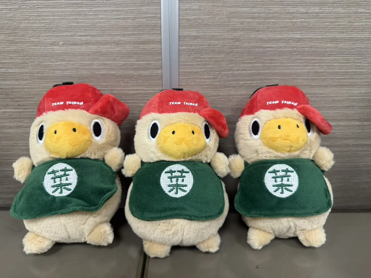 臺南市工務局所推出「新春特色公園打卡挑戰賽」中獎名單日前出爐，近期將送出「菜奇鴨」玩偶。(臺南市工務局提供)