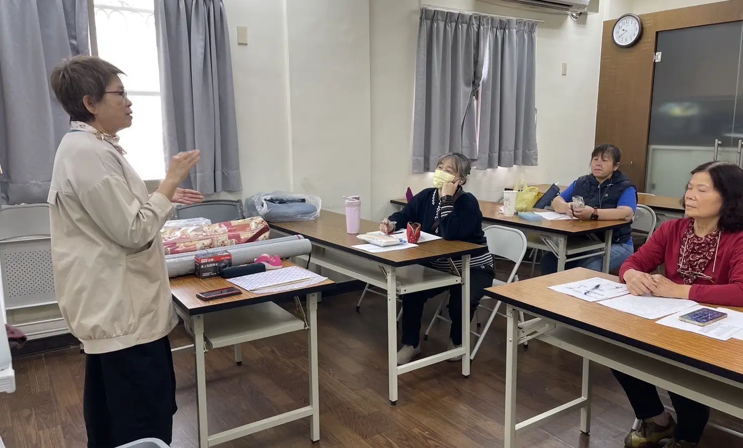 高雄勞工大學第 62 期開設多達 143 門課程，涵蓋生活應用等多樣領域，提供勞工朋友豐富的在地學習資源。(圖/勞工大學提供)