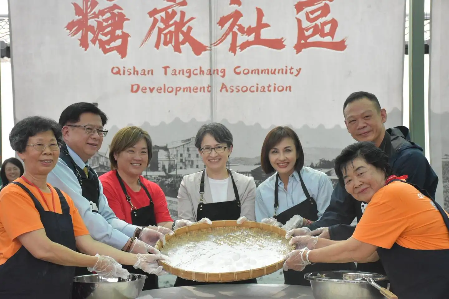 副總統蕭美琴與立委邱議瑩參訪旗山糖廠社區綠色照顧站，並與長輩一同製作元宵。（圖/邱議瑩團隊提供）