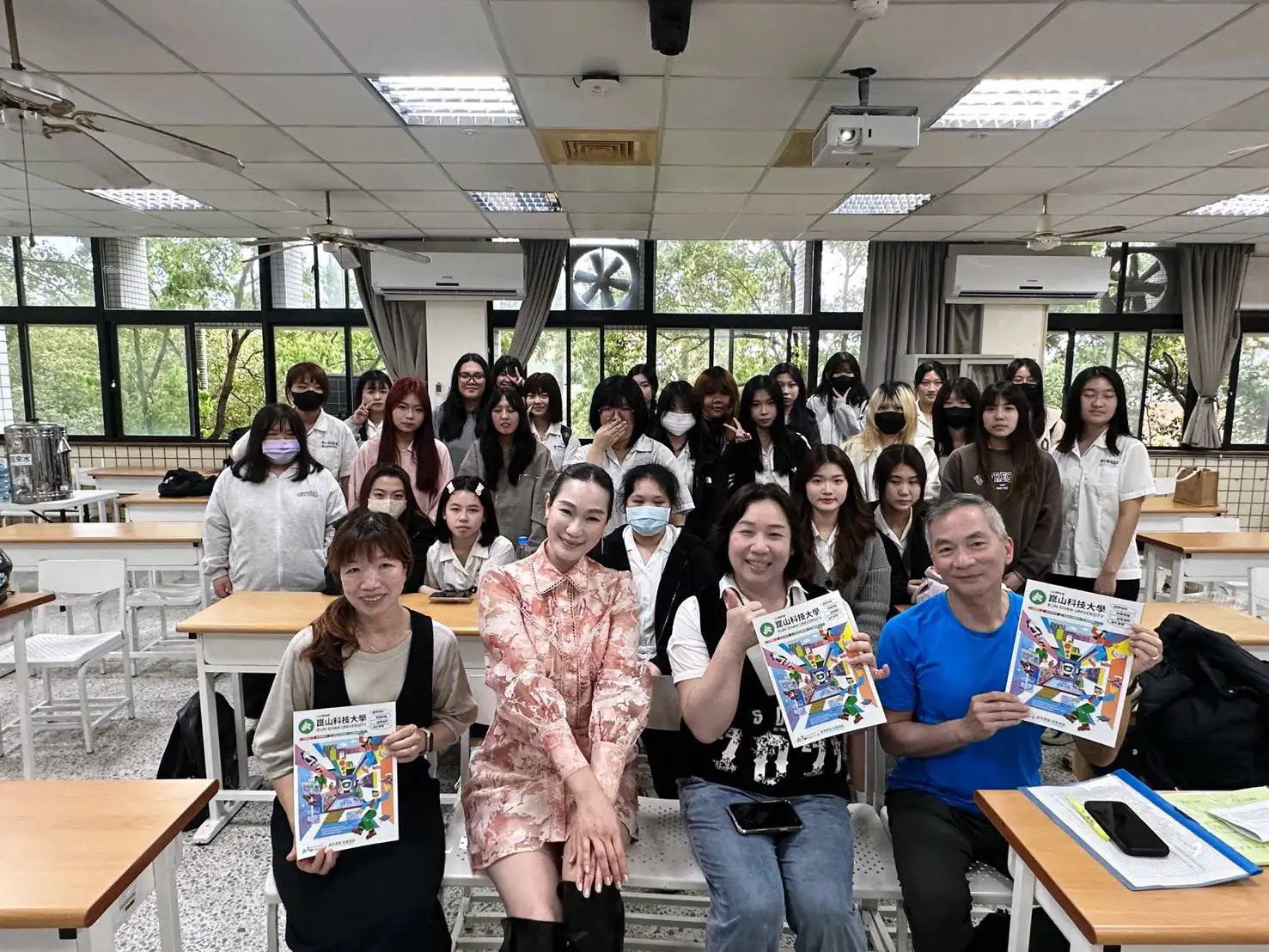 崑山科技大學客座教授、國際名模林韋君日前前往國立頭城家商入班教學，與師生分享時尚產業實務經驗。(圖/崑山科大提供)