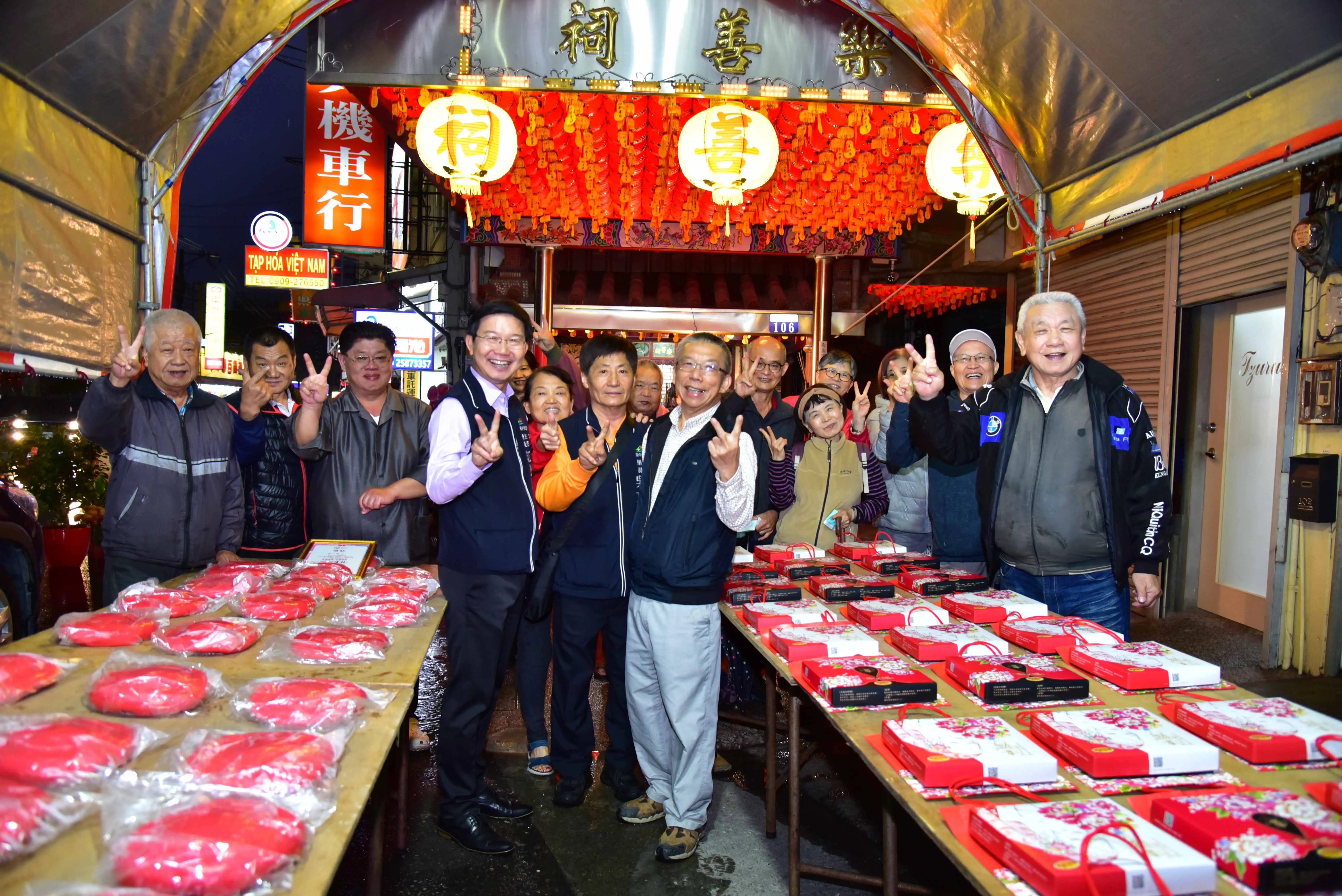 台中市客委會主委江俊龍（左四）於新丁粄節鬪粄競賽後，與米粉寮樂善祠鬪粄得獎者古先生及地方里長合影留念，共同分享元宵節慶與新生命誕生的喜悅。(圖/台中市政府提供)