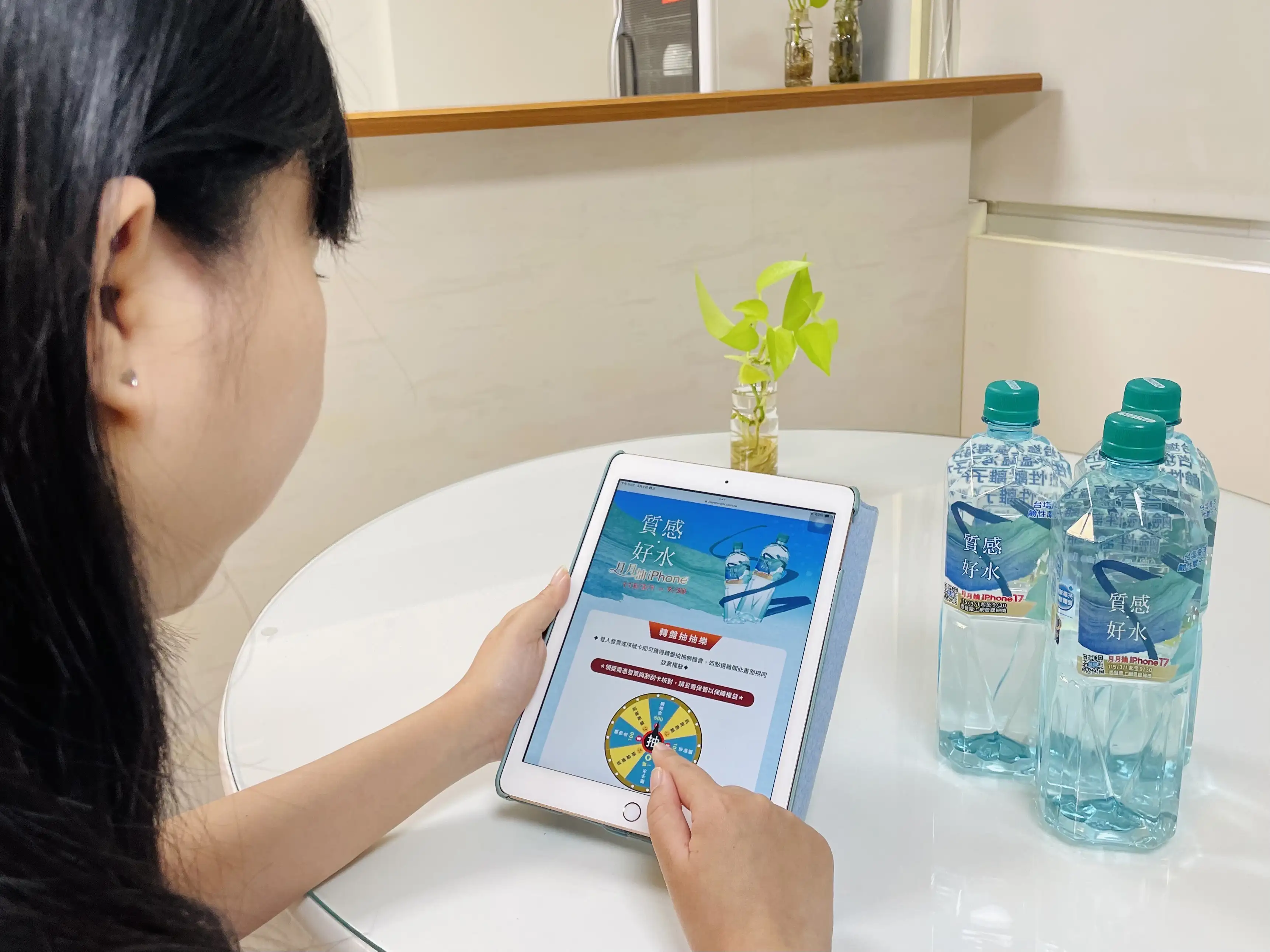 台塩海洋鹼性離子水推出「即時轉盤」互動機制，登錄發票立即玩，享受中獎零時差的樂趣。(圖/台塩提供)