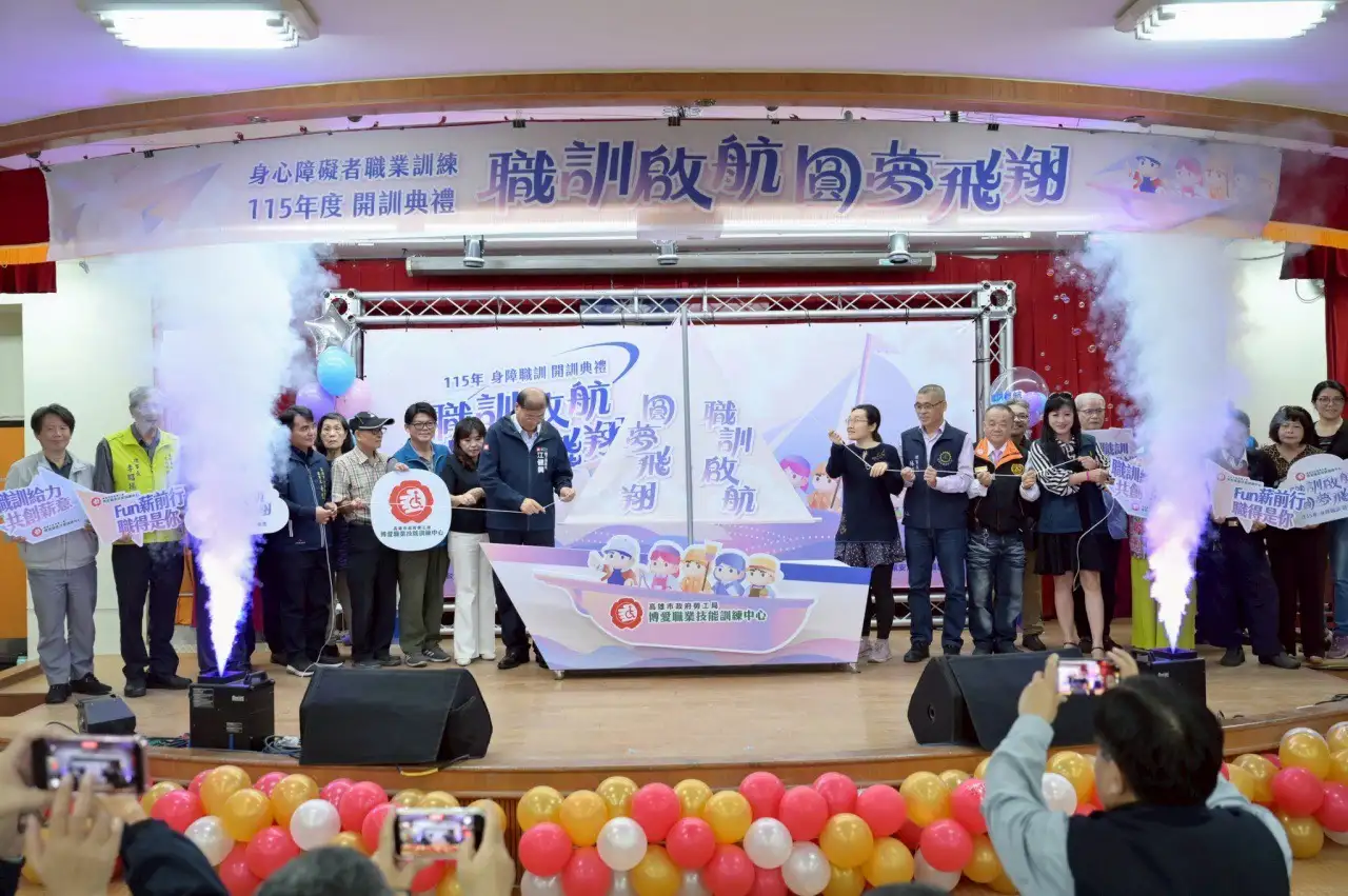 結訓學長姐與企業代表分享就業經驗，鼓勵身障學員把握職訓機會，開創職涯新方向。（勞工局提供）