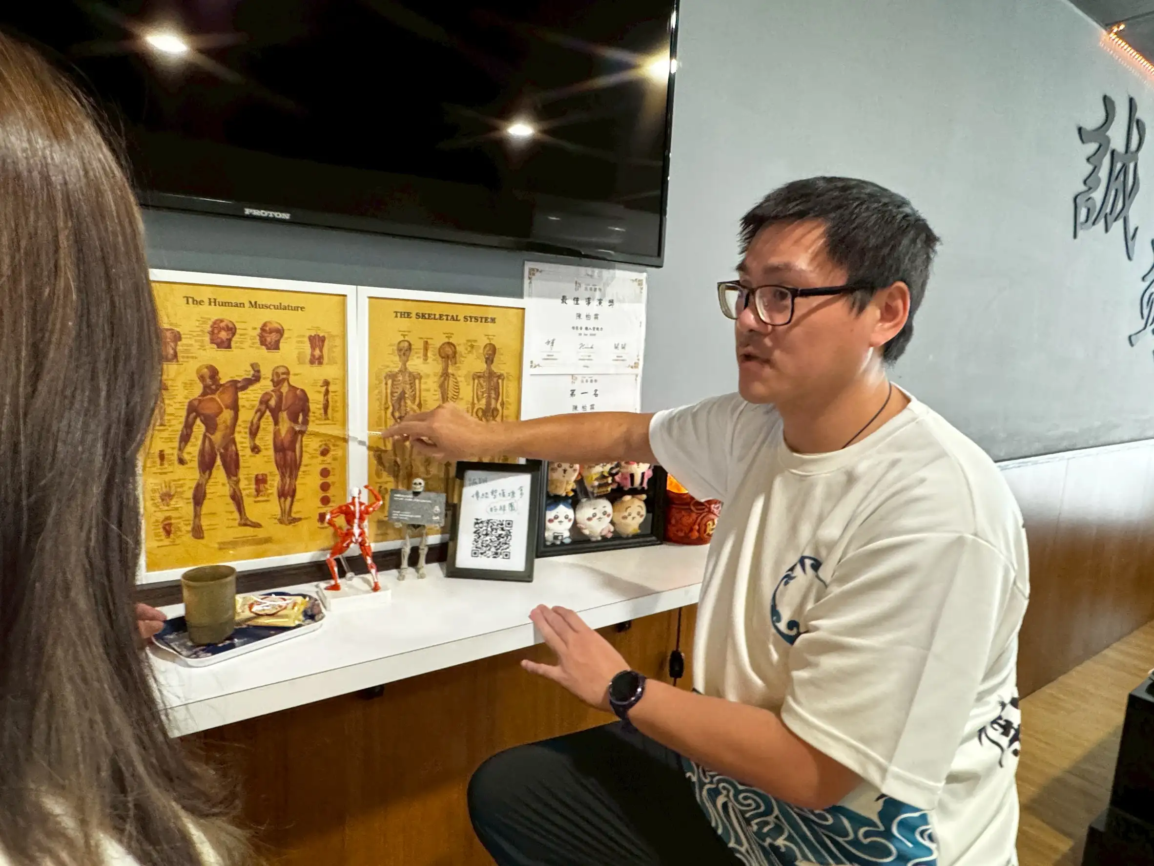 陳柏霖也會運用自身專業跟顧客說明服務內容，累積不少好口碑。